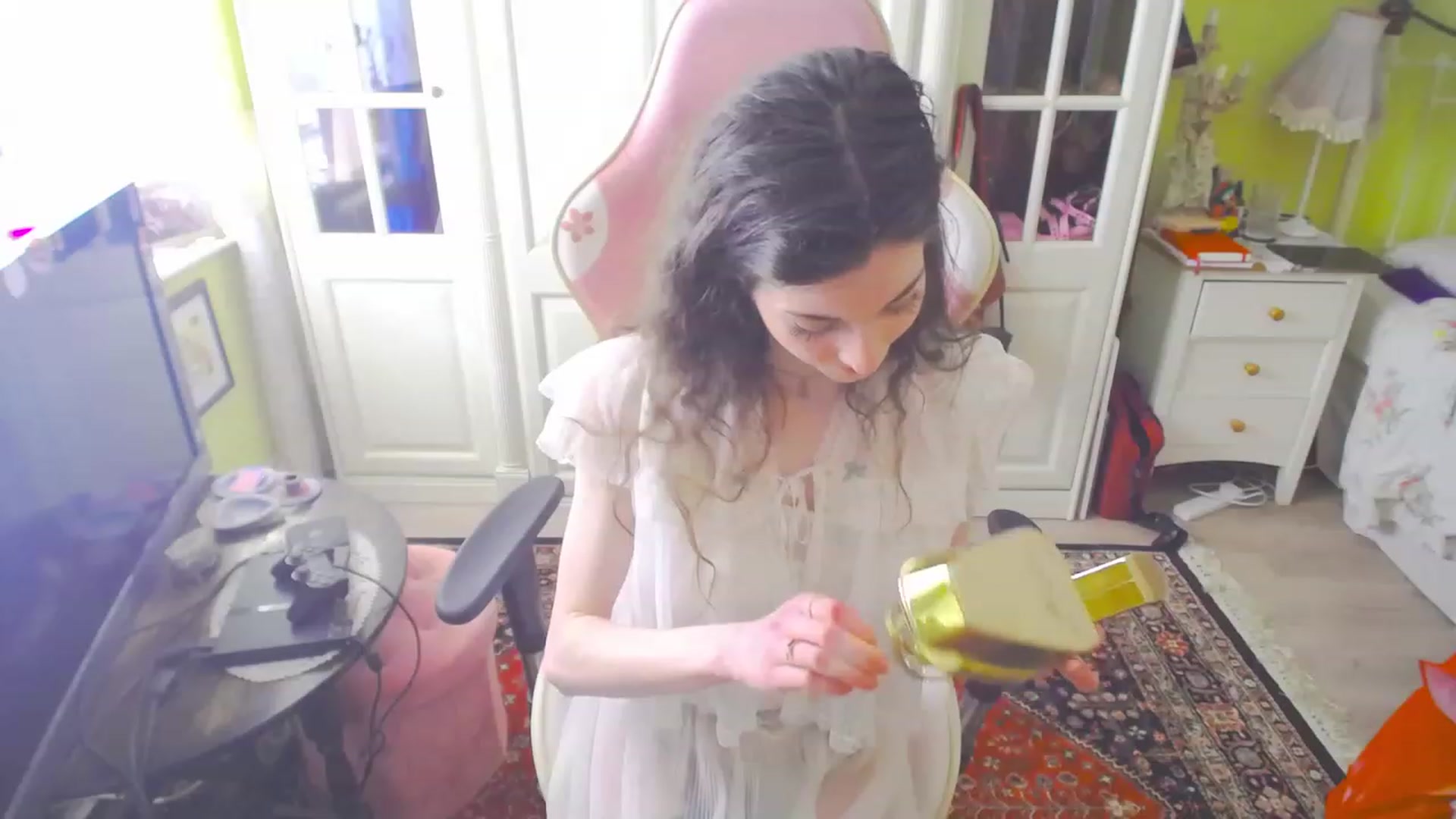 Gallery image thumbnail from viola__'s myfreecams stream on, 04/06/2023, 16:51 image 11 of 20