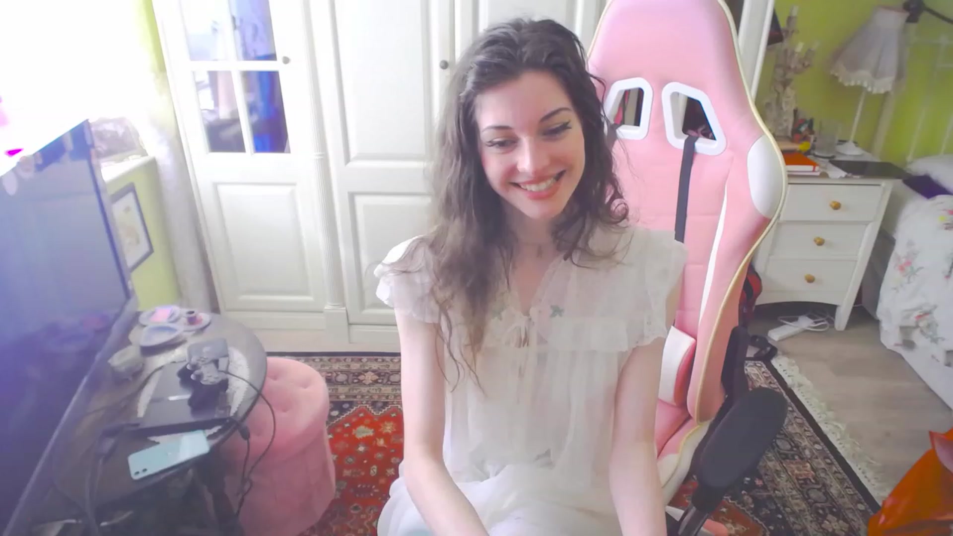 Gallery image thumbnail from viola__'s myfreecams stream on, 04/06/2023, 16:51 image 1 of 20