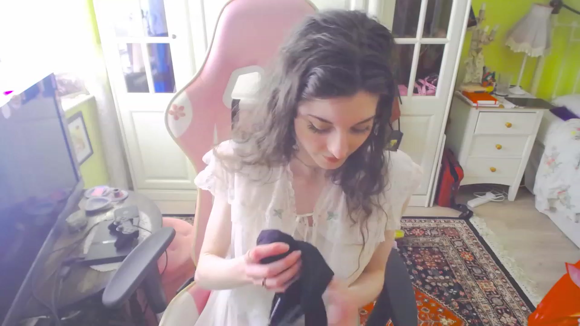 Gallery image thumbnail from viola__'s myfreecams stream on, 04/06/2023, 16:51 image 8 of 20