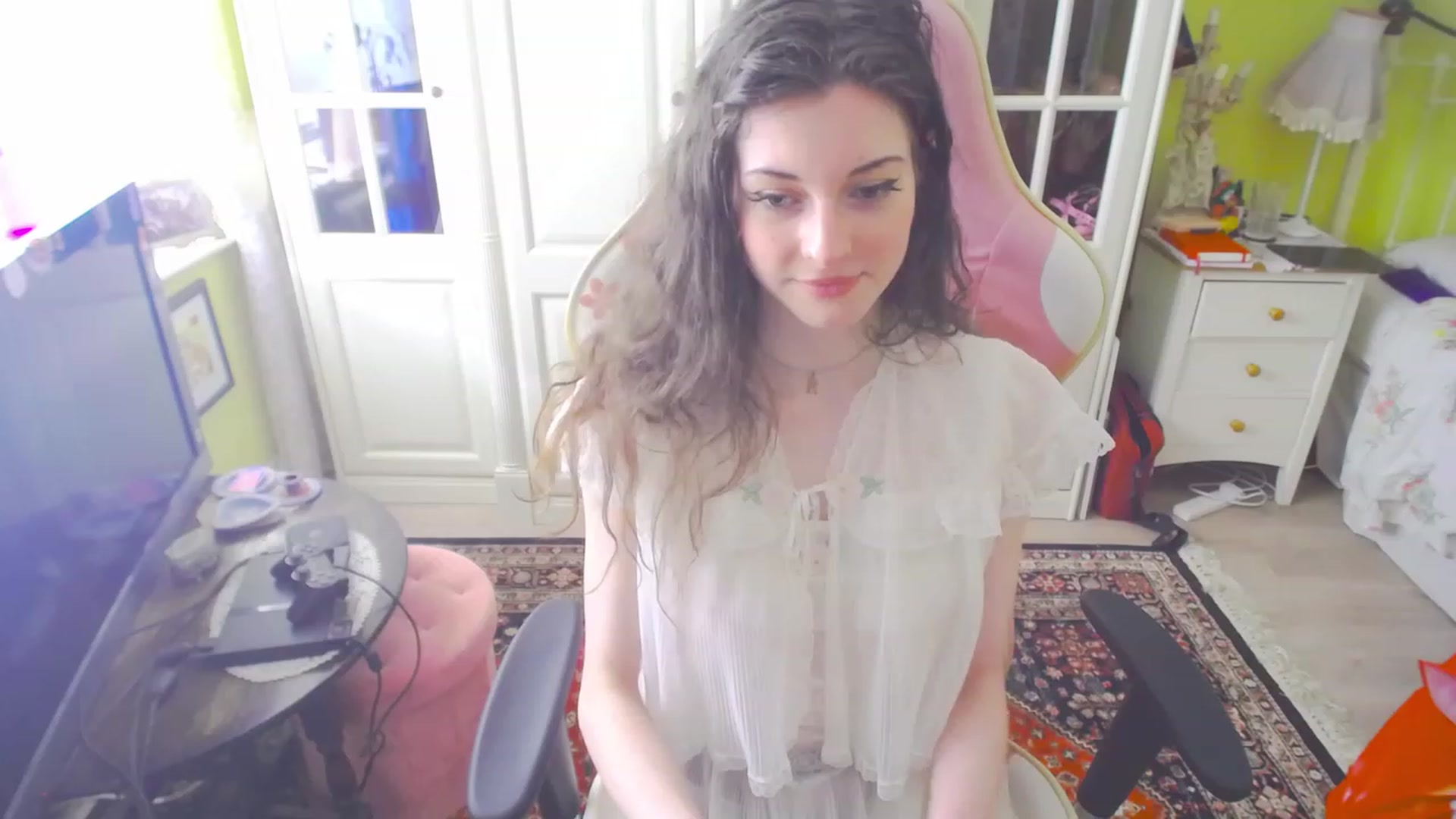 Gallery image thumbnail from viola__'s myfreecams stream on, 04/06/2023, 16:51 image 19 of 20