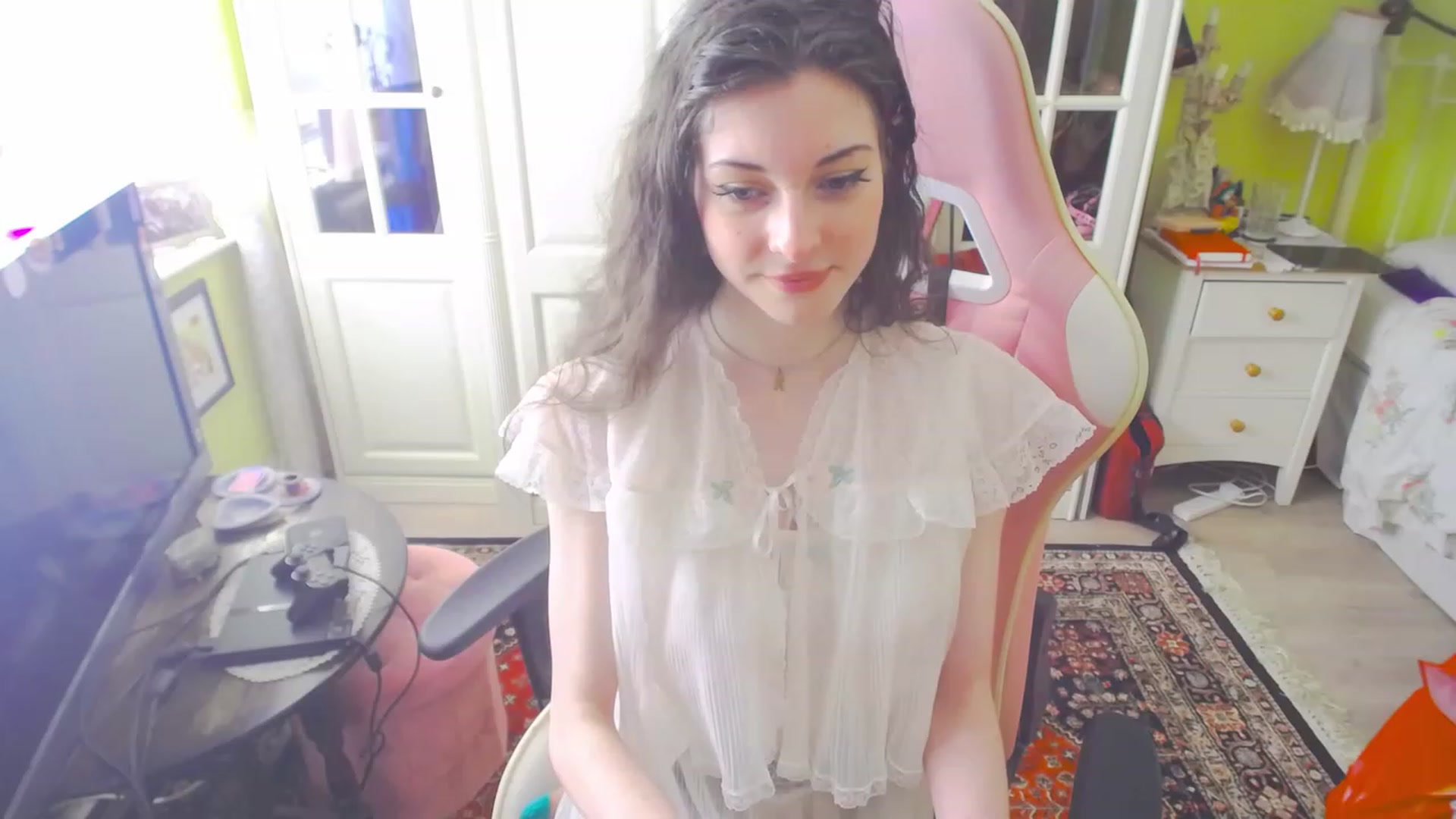 Gallery image thumbnail from viola__'s myfreecams stream on, 04/06/2023, 16:51 image 17 of 20