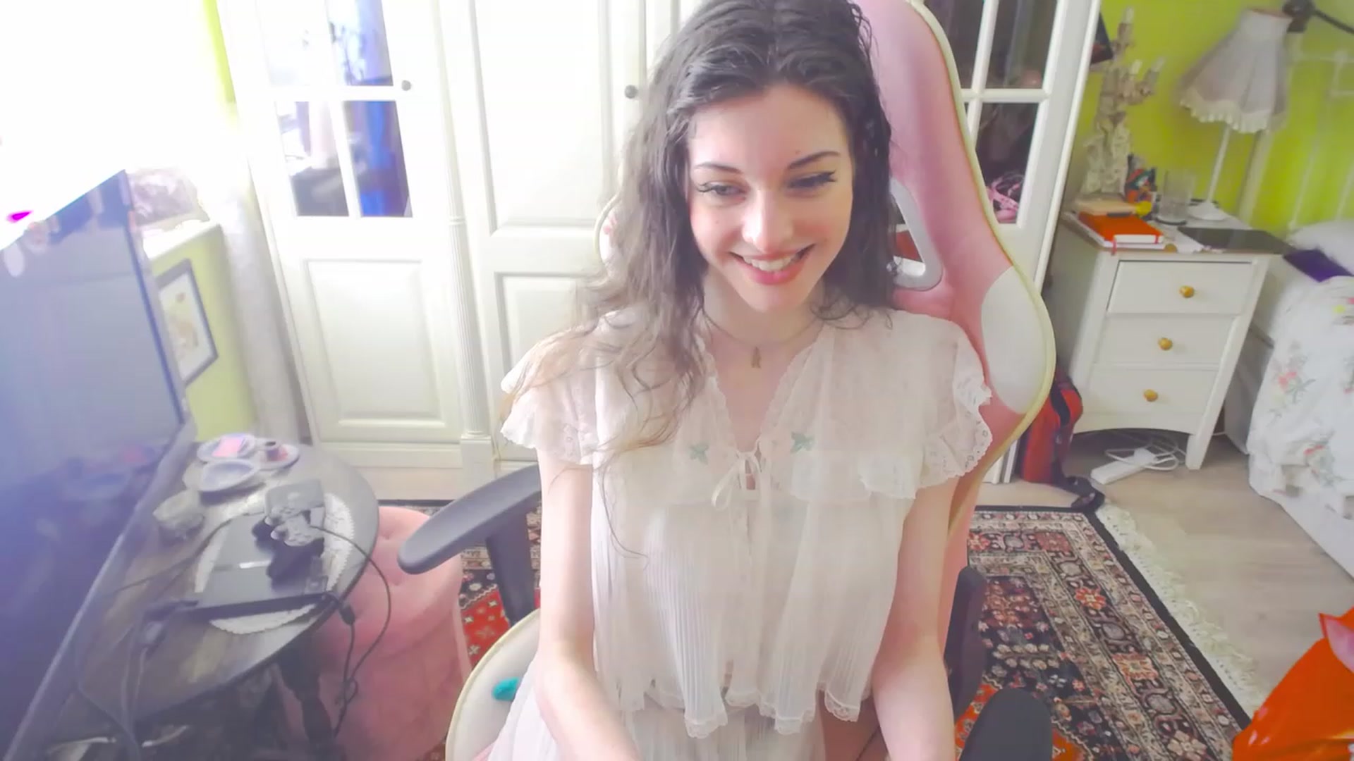 Gallery image thumbnail from viola__'s myfreecams stream on, 04/06/2023, 16:51 image 18 of 20