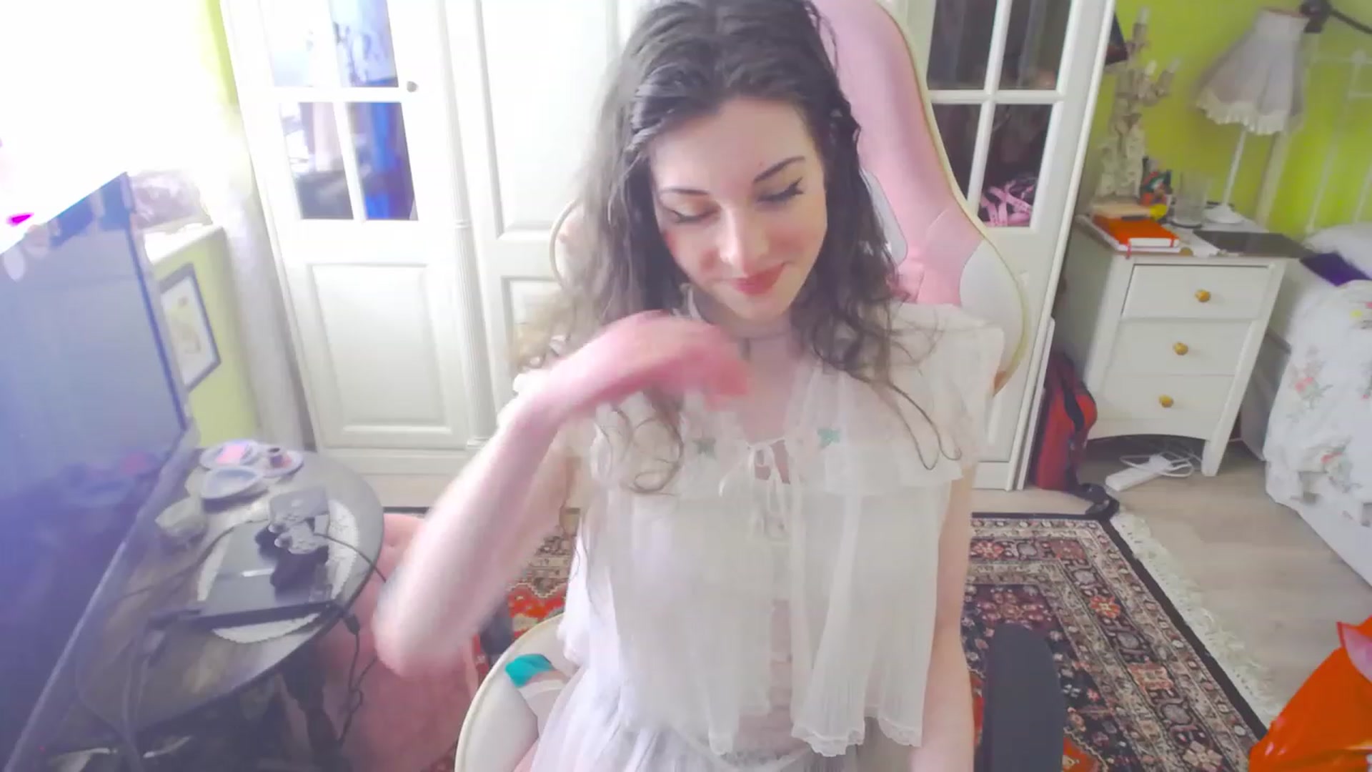 Gallery image thumbnail from viola__'s myfreecams stream on, 04/06/2023, 16:51 image 13 of 20