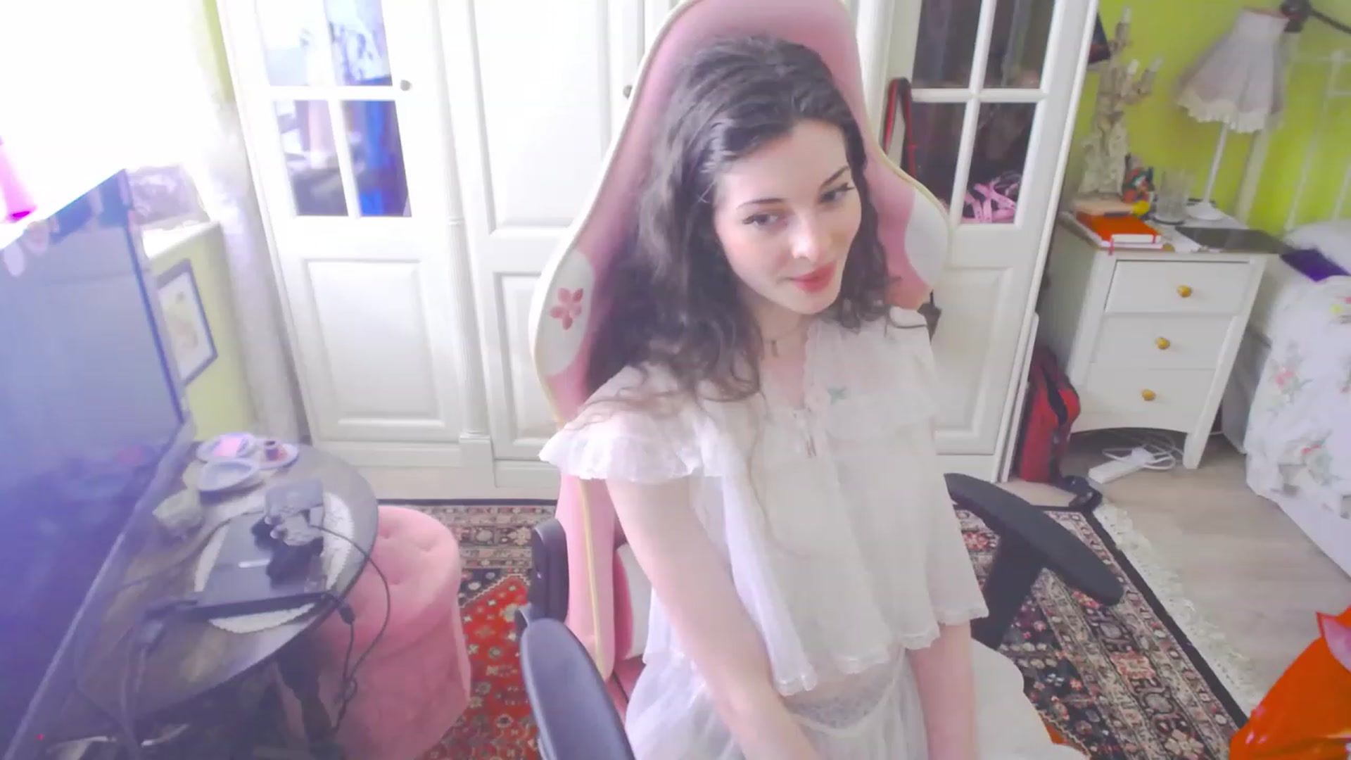 Gallery image thumbnail from viola__'s myfreecams stream on, 04/06/2023, 16:51 image 14 of 20