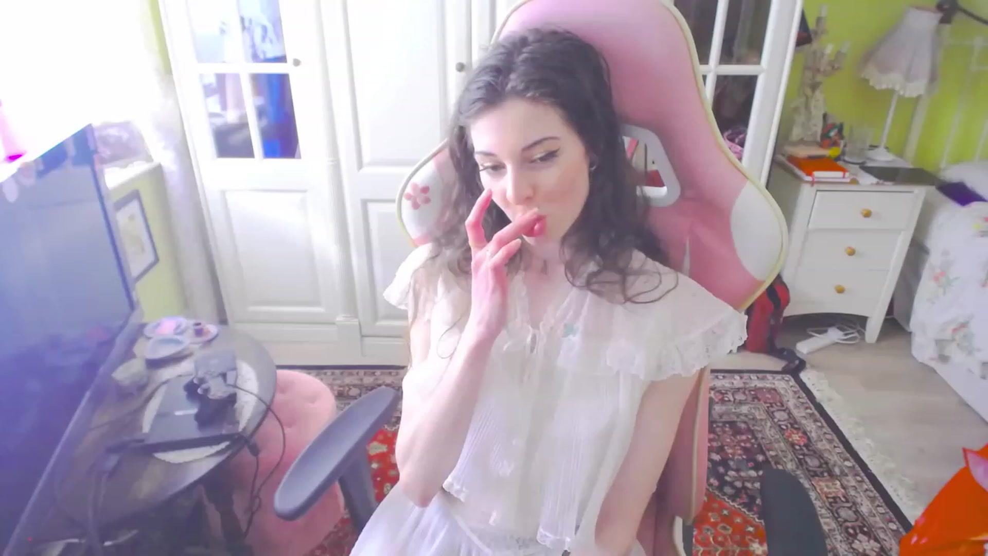Gallery image thumbnail from viola__'s myfreecams stream on, 04/06/2023, 16:51 image 15 of 20
