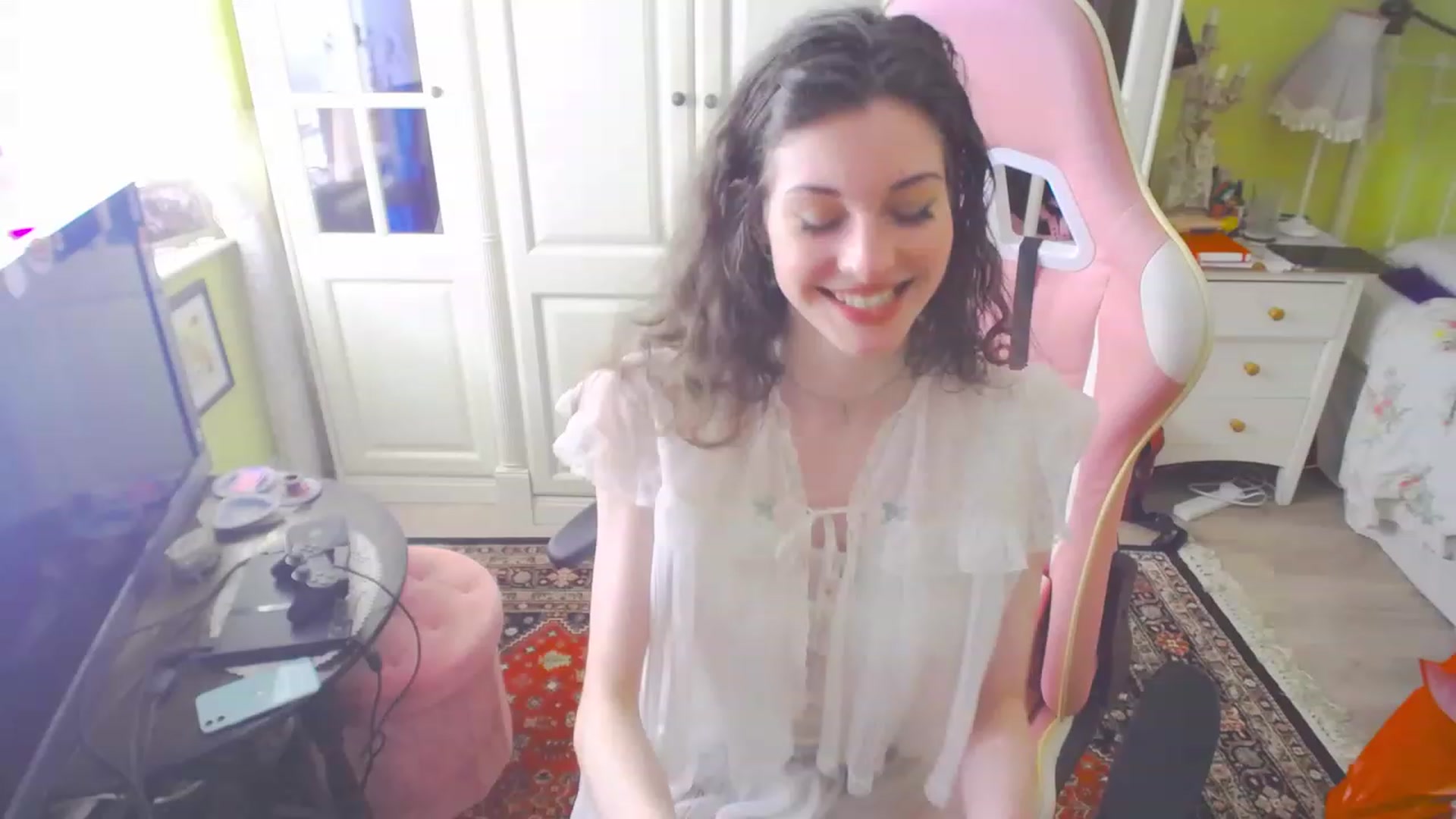 Gallery image thumbnail from viola__'s myfreecams stream on, 04/06/2023, 16:51 image 2 of 20