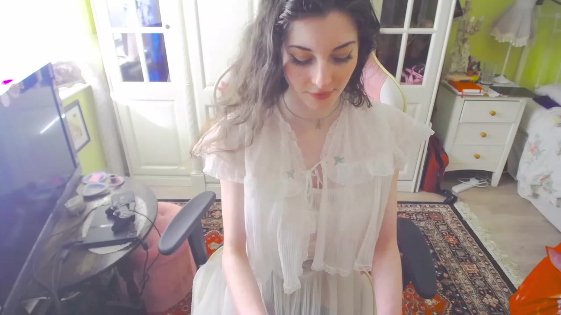Gallery image thumbnail from viola__'s myfreecams stream on, 04/06/2023, 17:29 image 1 of 20