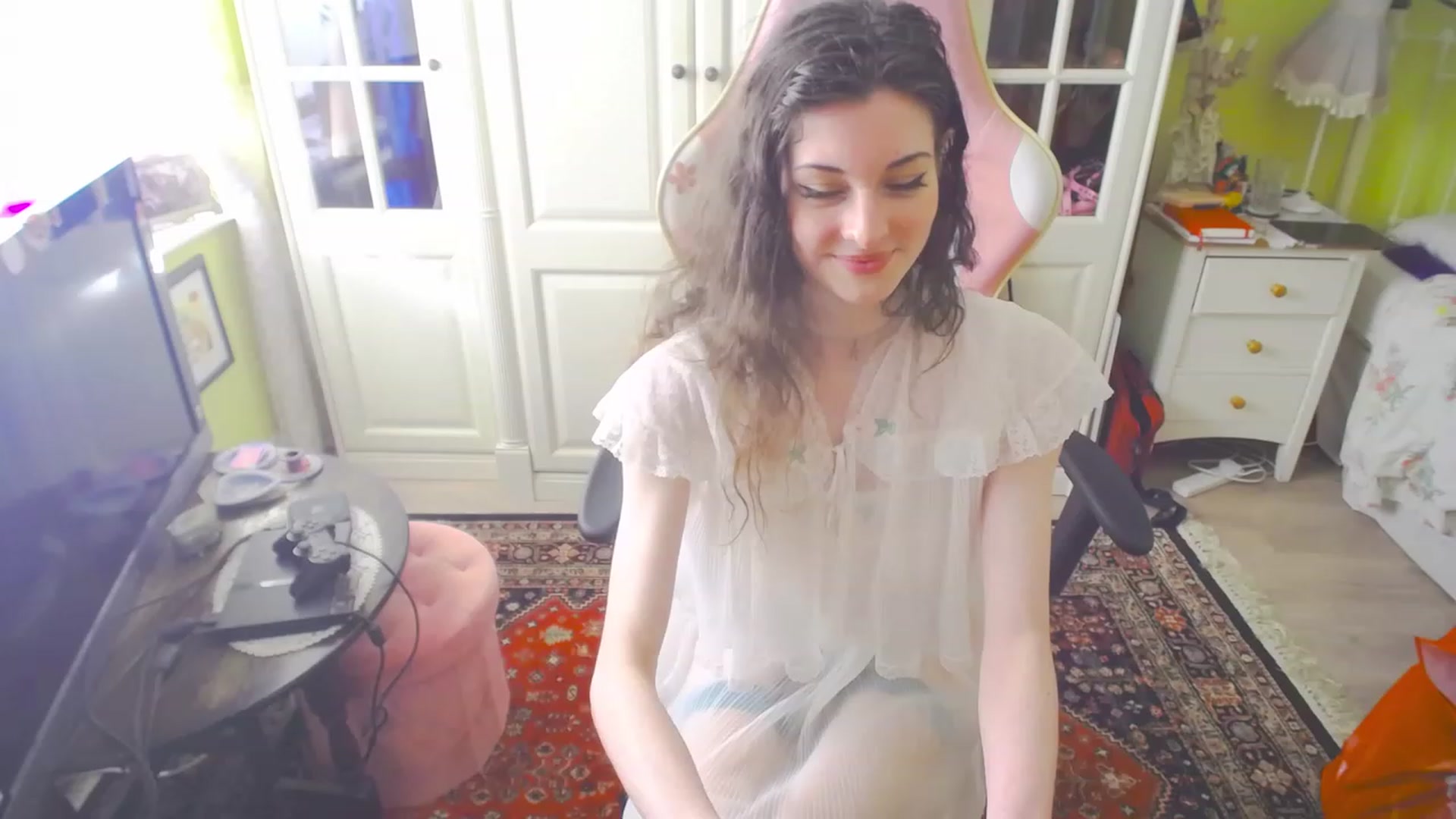 Gallery image thumbnail from viola__'s myfreecams stream on, 04/06/2023, 17:29 image 18 of 20