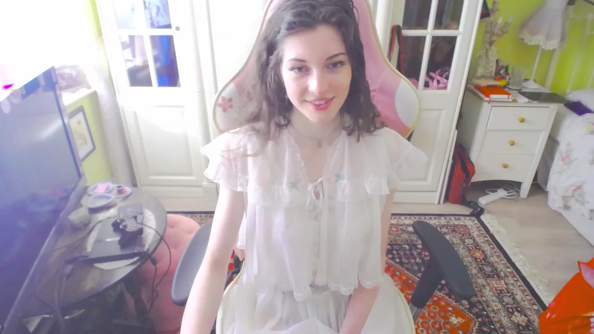 Gallery image thumbnail from viola__'s myfreecams stream on, 04/06/2023, 17:29 image 2 of 20