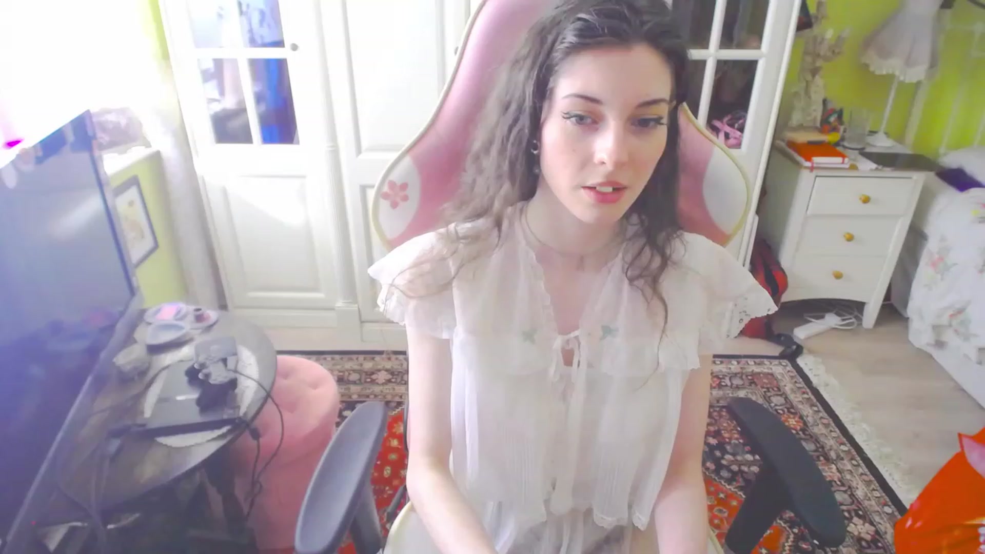 Gallery image thumbnail from viola__'s myfreecams stream on, 04/06/2023, 17:29 image 5 of 20