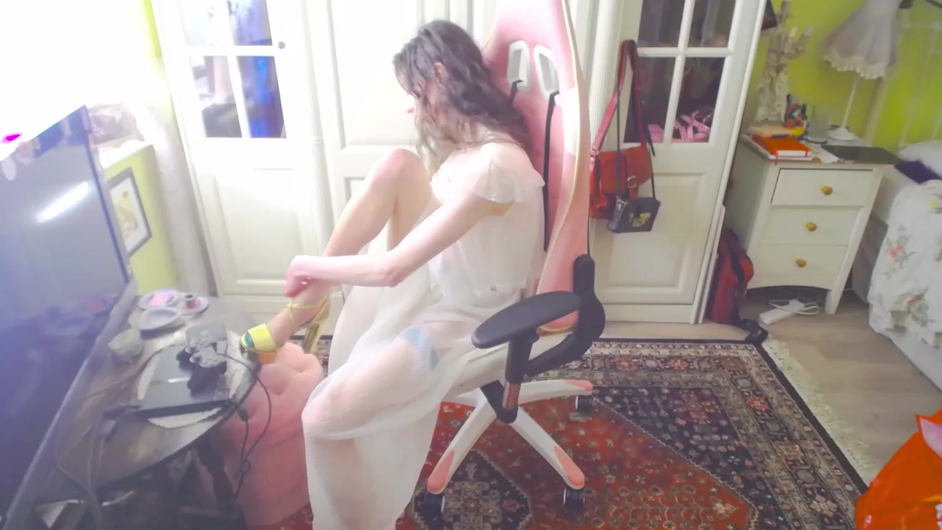 Gallery image thumbnail from viola__'s myfreecams stream on, 04/06/2023, 17:29 image 12 of 20