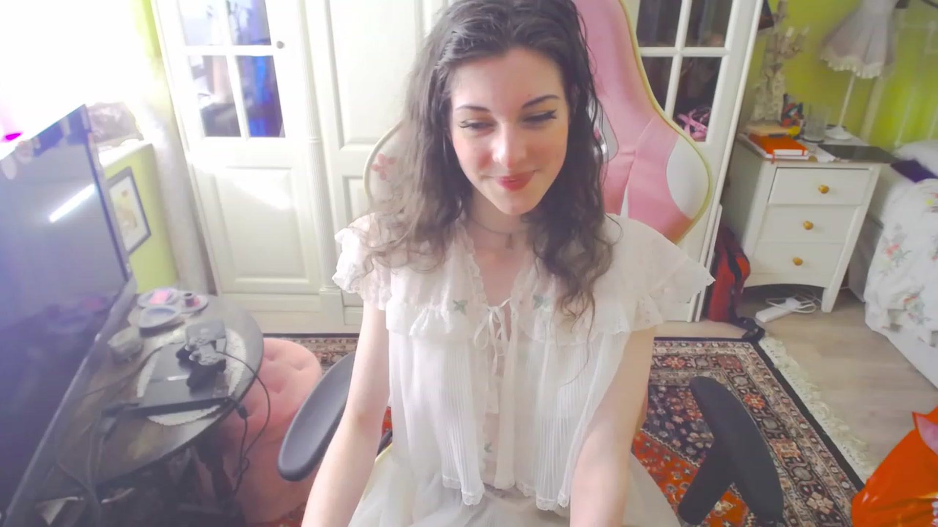 Gallery image thumbnail from viola__'s myfreecams stream on, 04/06/2023, 17:29 image 8 of 20