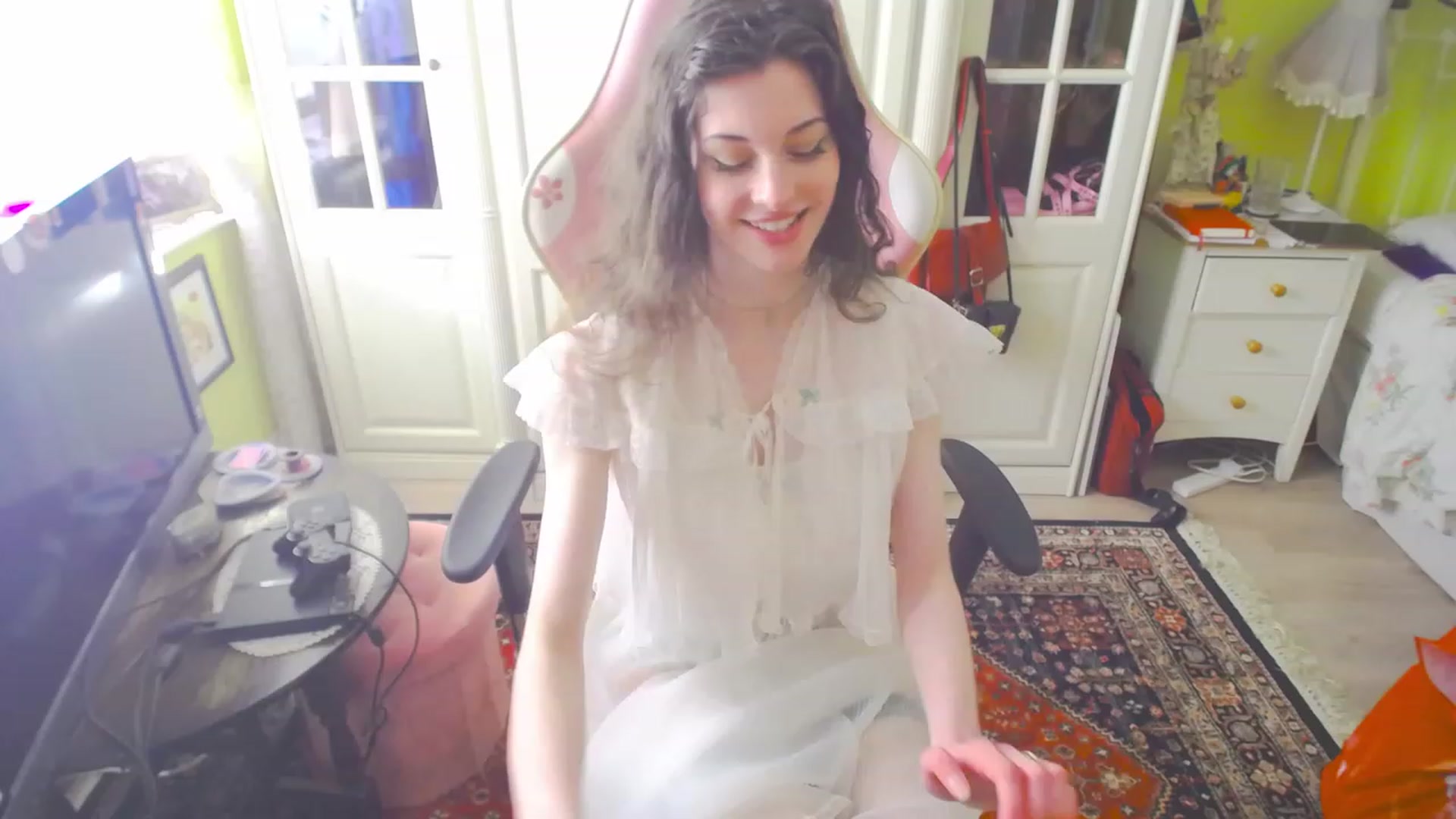 Gallery image thumbnail from viola__'s myfreecams stream on, 04/06/2023, 17:29 image 17 of 20