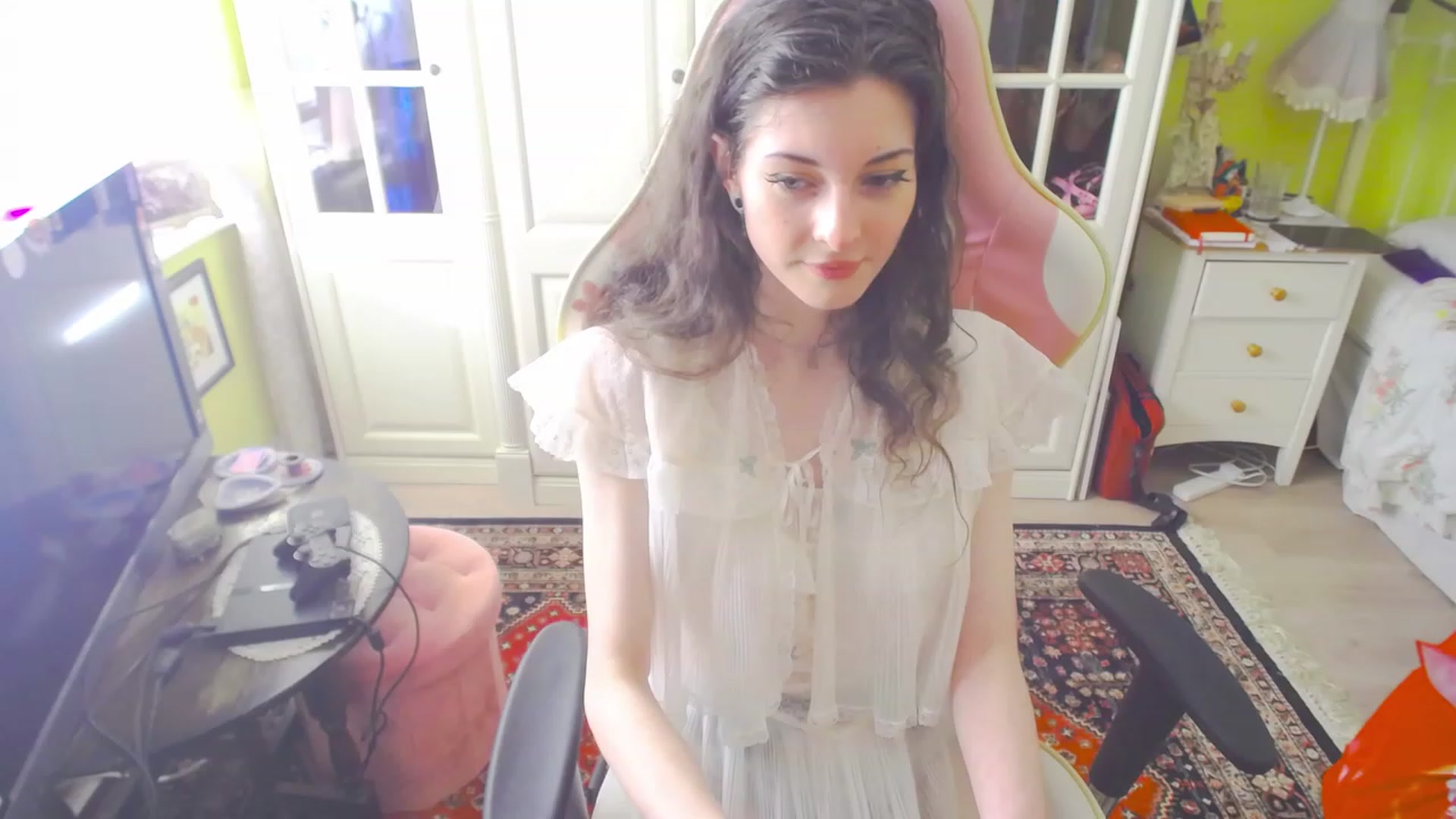 Gallery image thumbnail from viola__'s myfreecams stream on, 04/06/2023, 17:29 image 11 of 20
