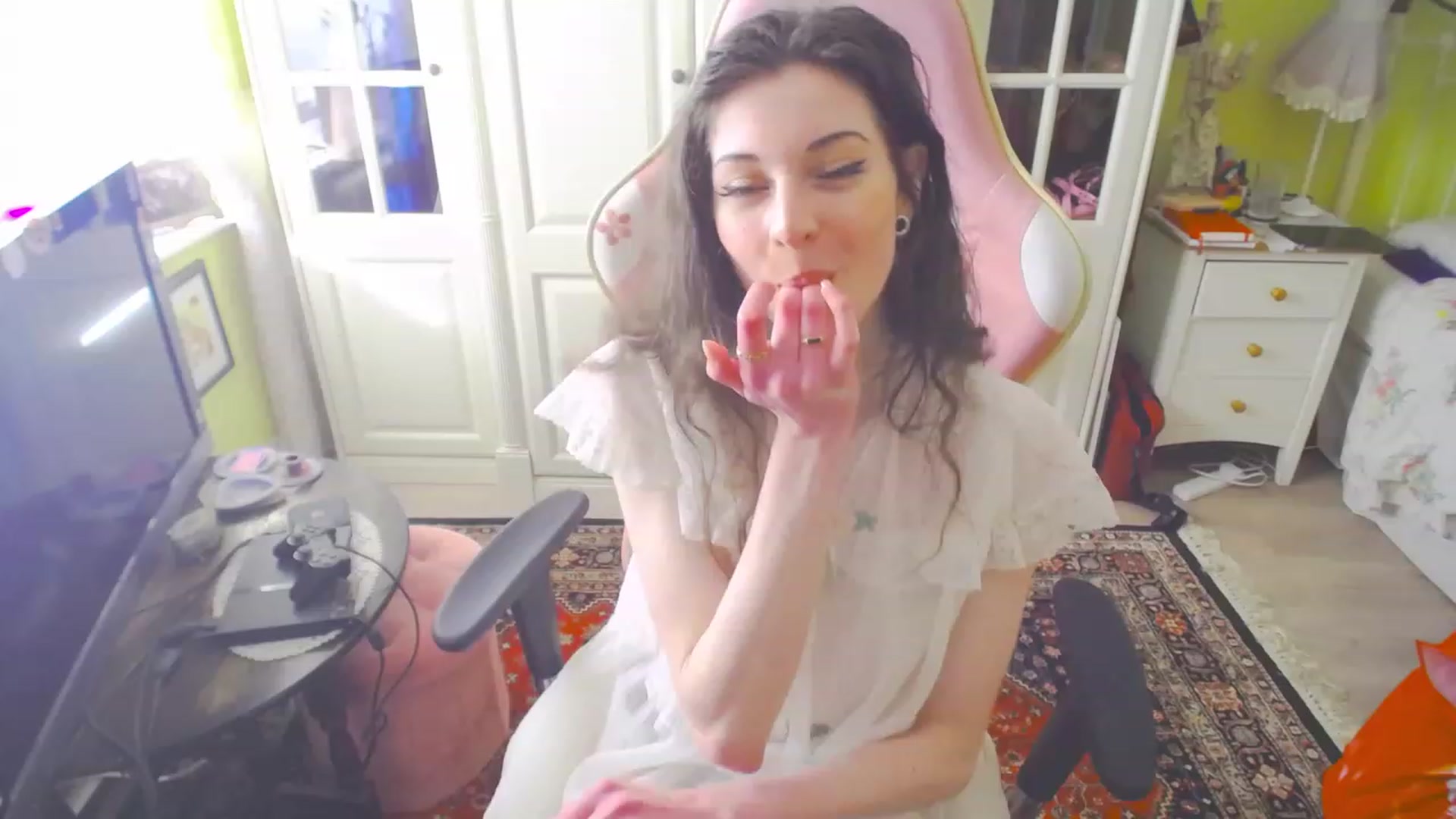 Gallery image thumbnail from viola__'s myfreecams stream on, 04/06/2023, 17:29 image 7 of 20