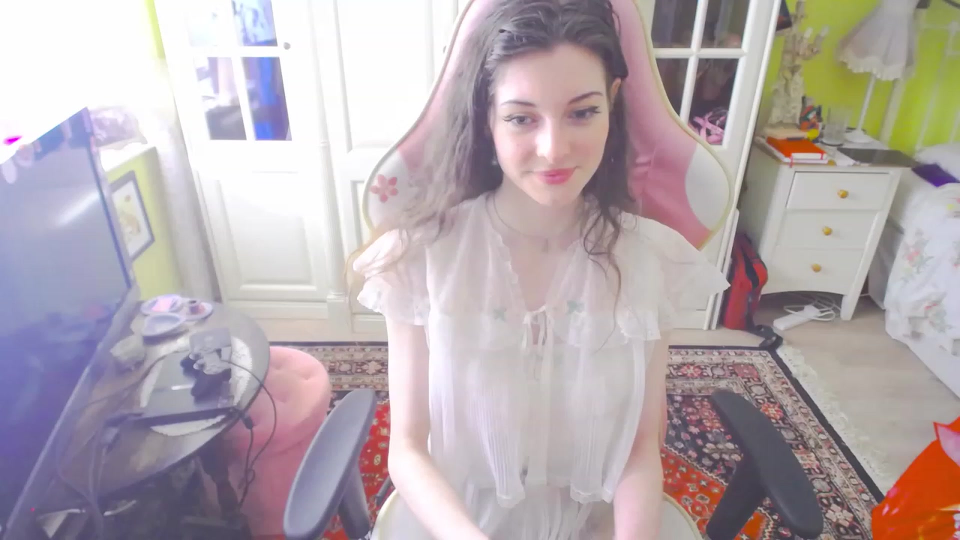 Gallery image thumbnail from viola__'s myfreecams stream on, 04/06/2023, 17:29 image 4 of 20