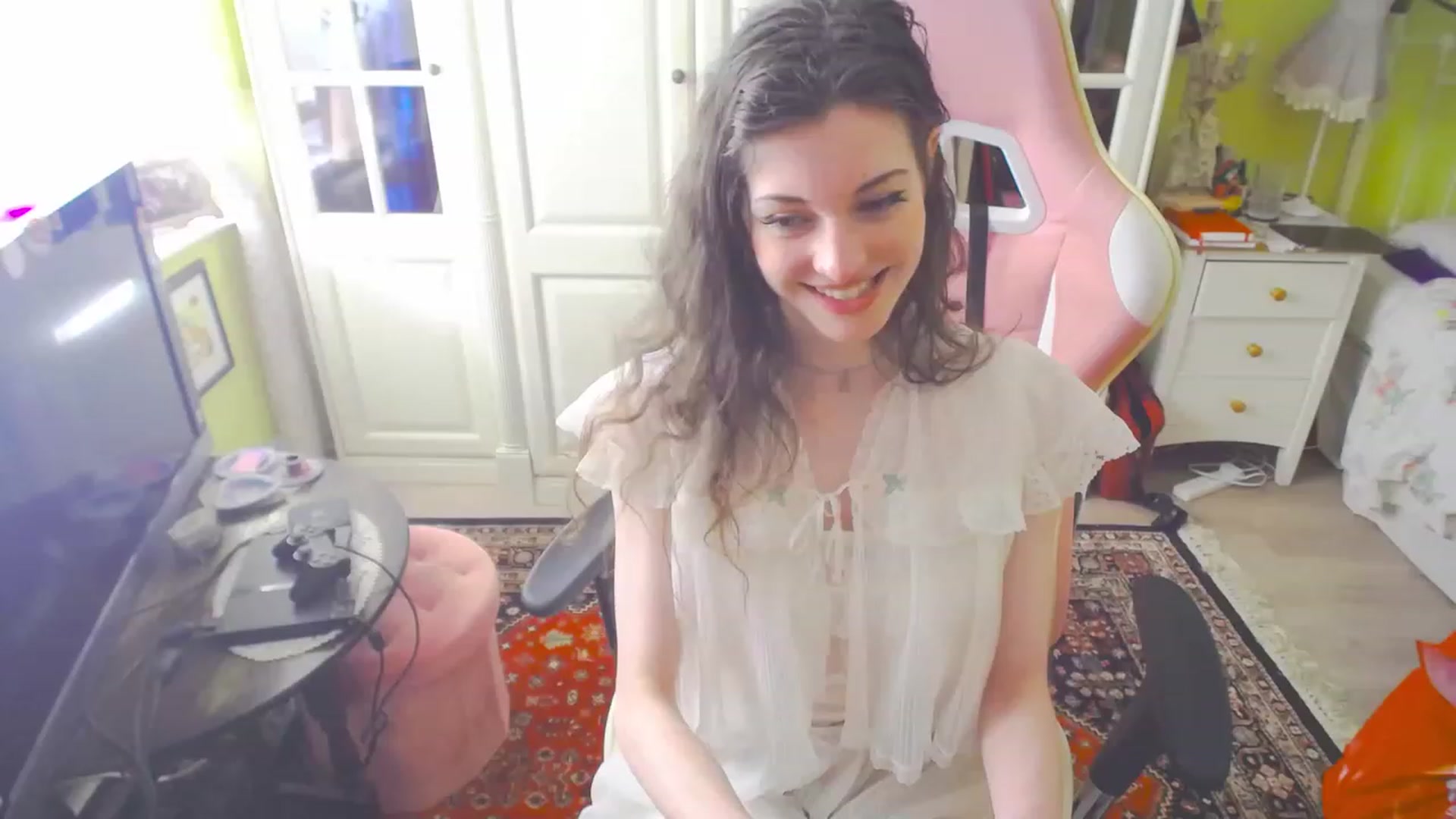 Gallery image thumbnail from viola__'s myfreecams stream on, 04/06/2023, 17:29 image 13 of 20