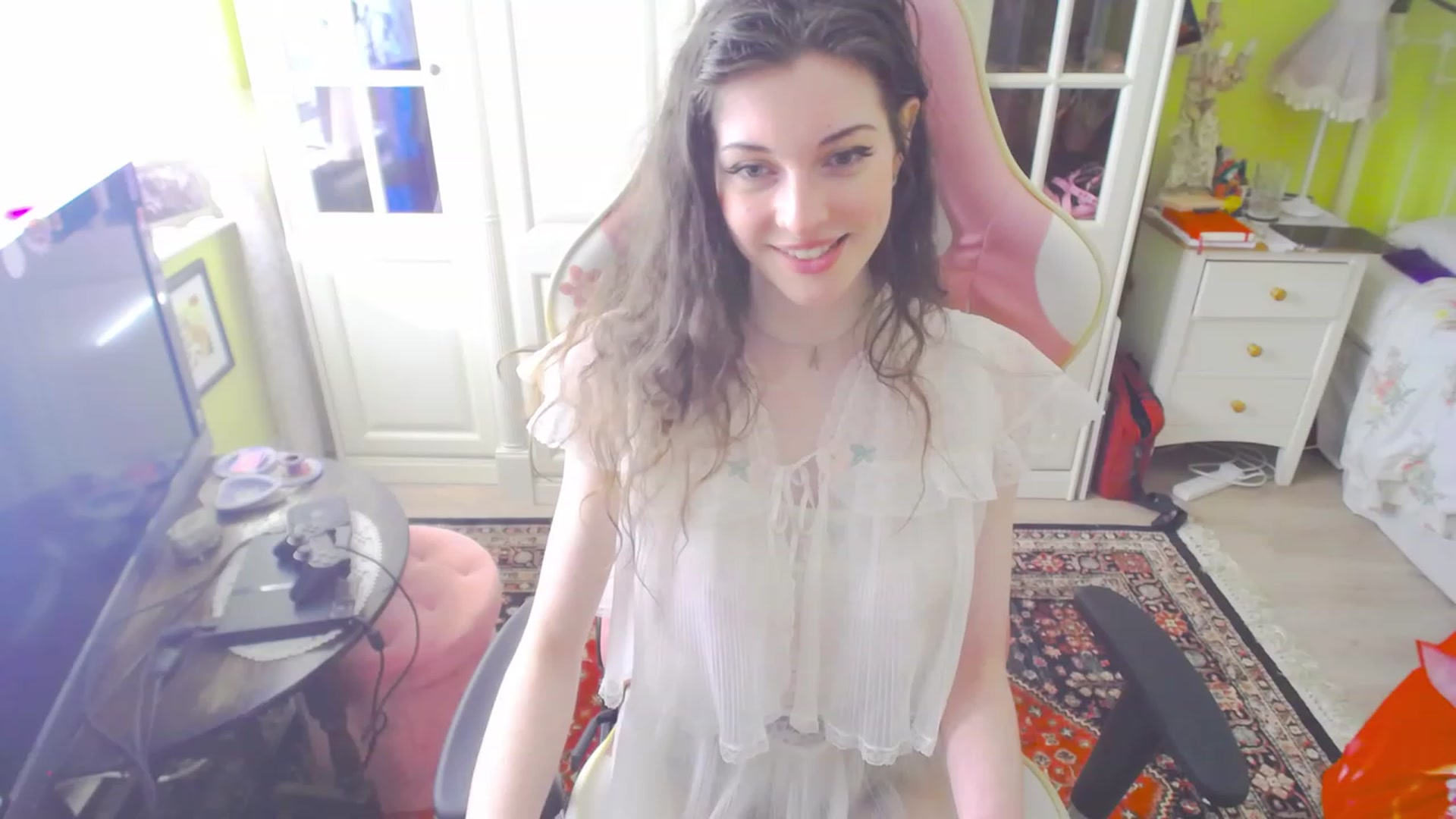 Gallery image thumbnail from viola__'s myfreecams stream on, 04/06/2023, 17:29 image 3 of 20