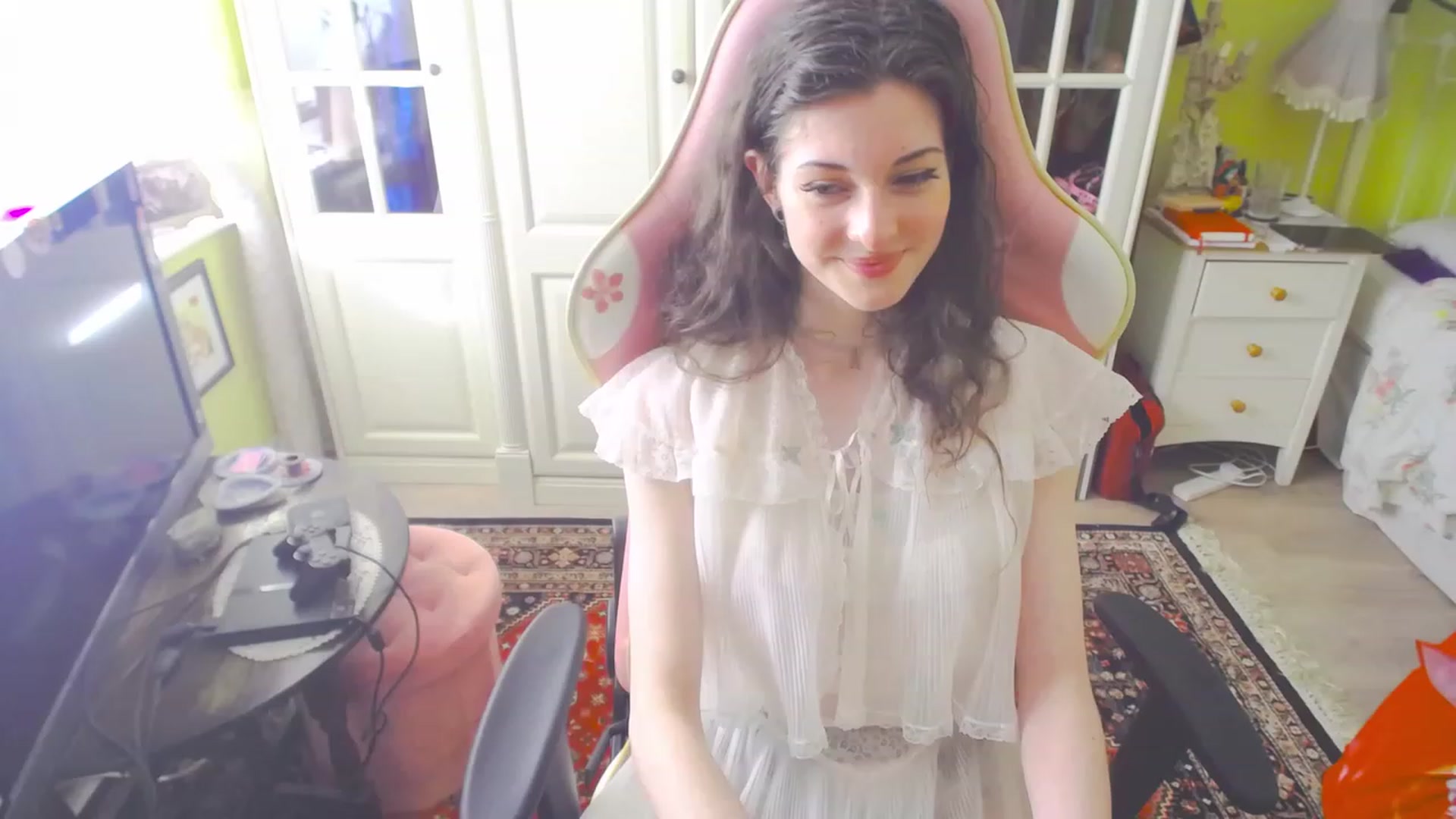 Gallery image thumbnail from viola__'s myfreecams stream on, 04/06/2023, 17:29 image 10 of 20