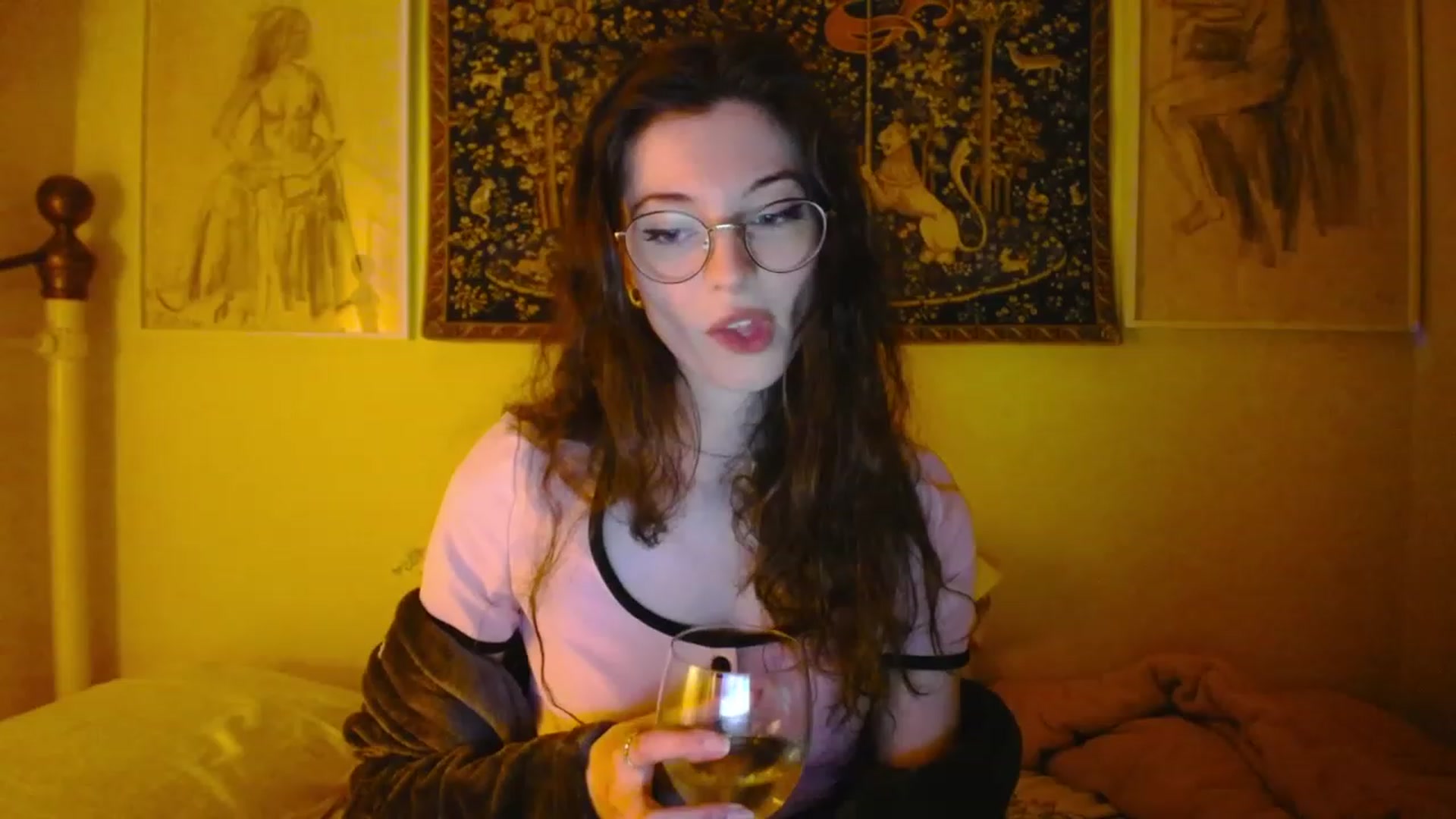 Gallery image thumbnail from viola__'s myfreecams stream on, 05/04/2023, 20:54 image 13 of 20