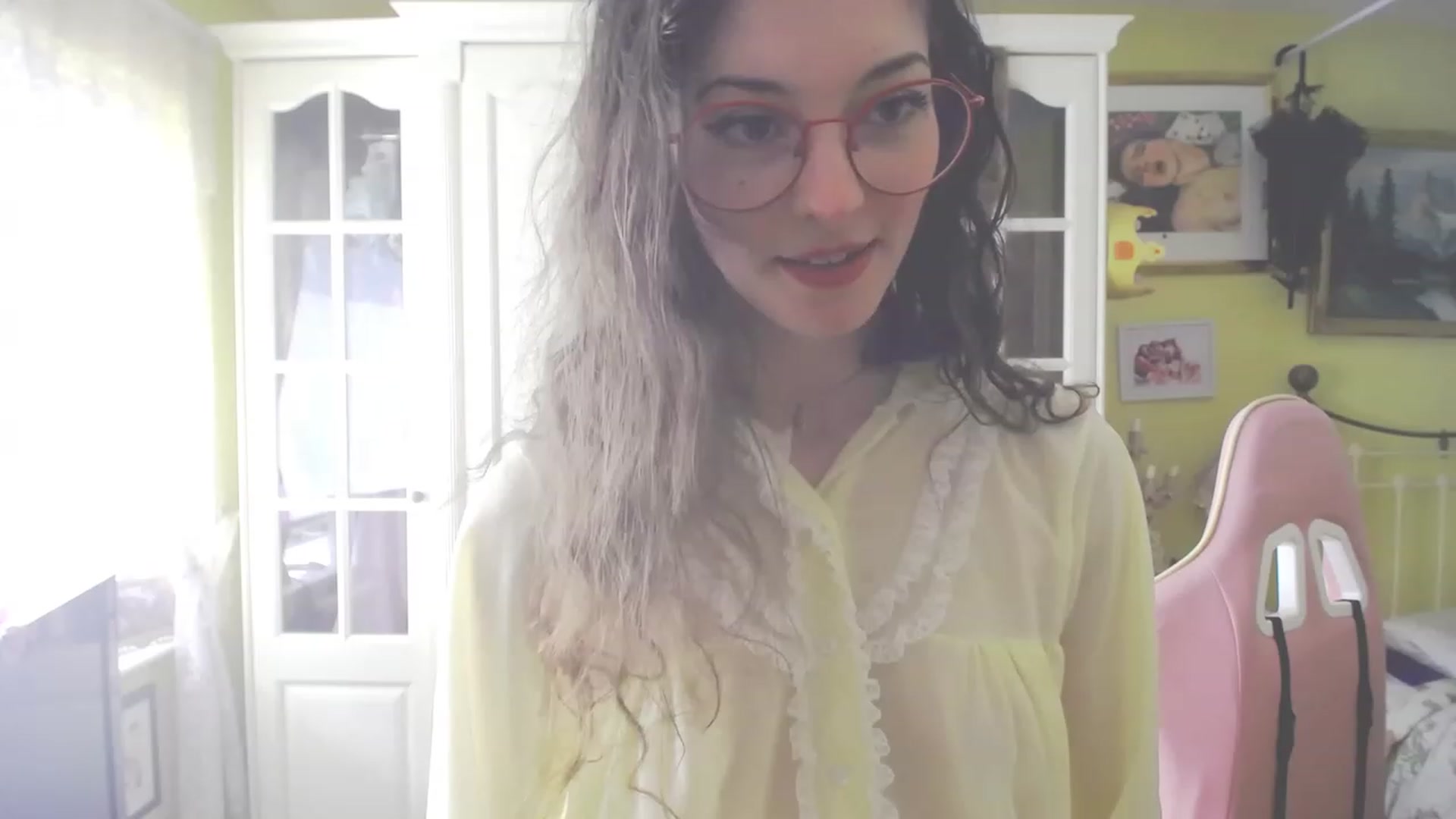 Gallery image thumbnail from viola__'s myfreecams stream on, 07/06/2023, 16:34 image 7 of 20