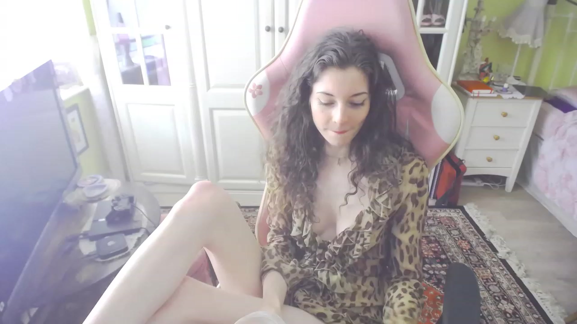 Gallery image thumbnail from viola__'s myfreecams stream on, 08/03/2023, 15:03 image 9 of 20
