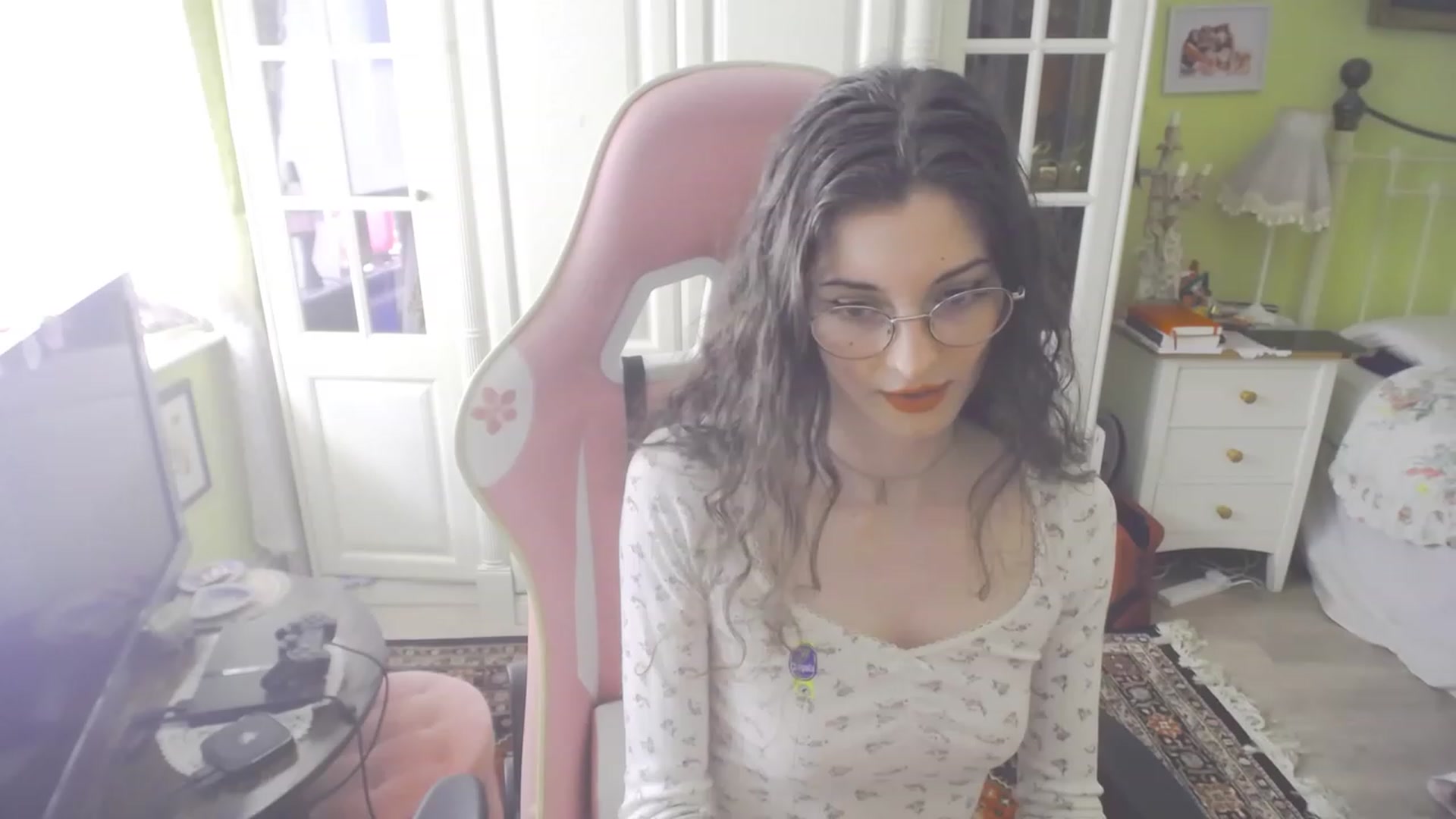 Gallery image thumbnail from viola__'s myfreecams stream on, 09/06/2023, 17:01 image 4 of 20