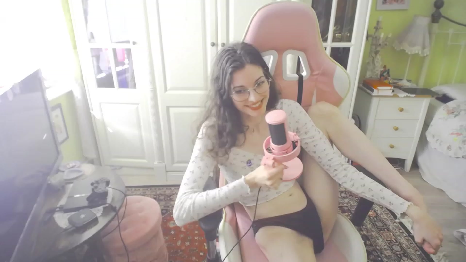 Gallery image thumbnail from viola__'s myfreecams stream on, 09/06/2023, 17:01 image 10 of 20