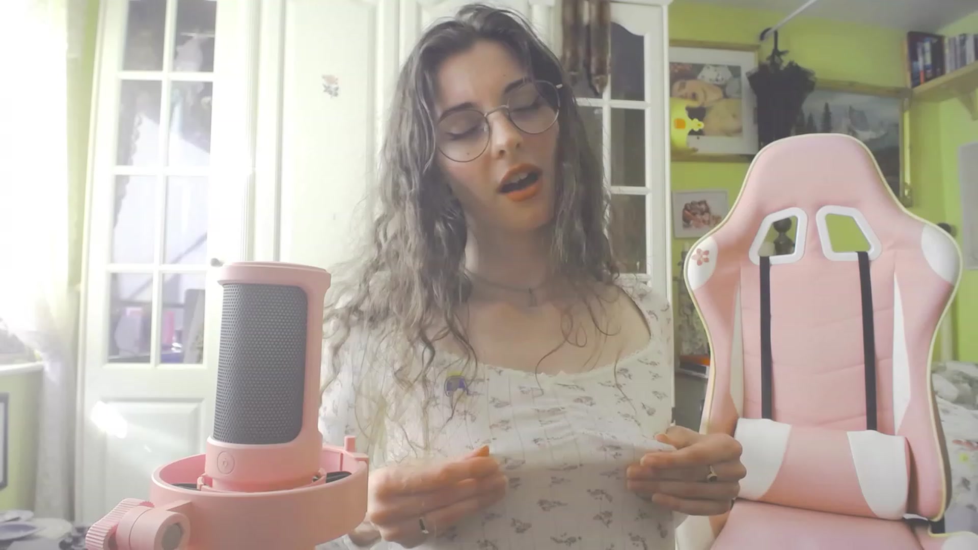 Gallery image thumbnail from viola__'s myfreecams stream on, 09/06/2023, 17:01 image 15 of 20