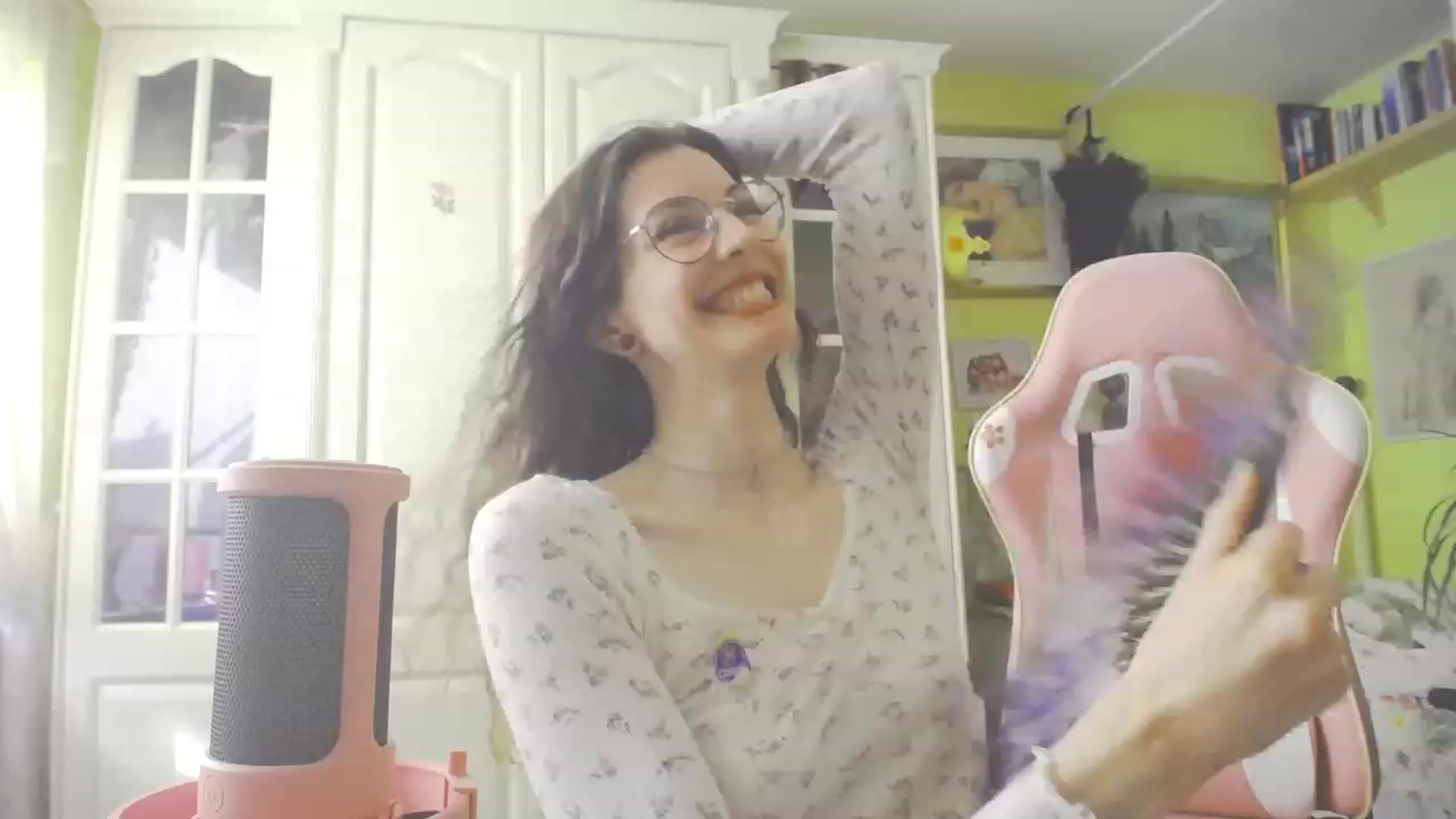 Gallery image thumbnail from viola__'s myfreecams stream on, 09/06/2023, 17:01 image 17 of 20