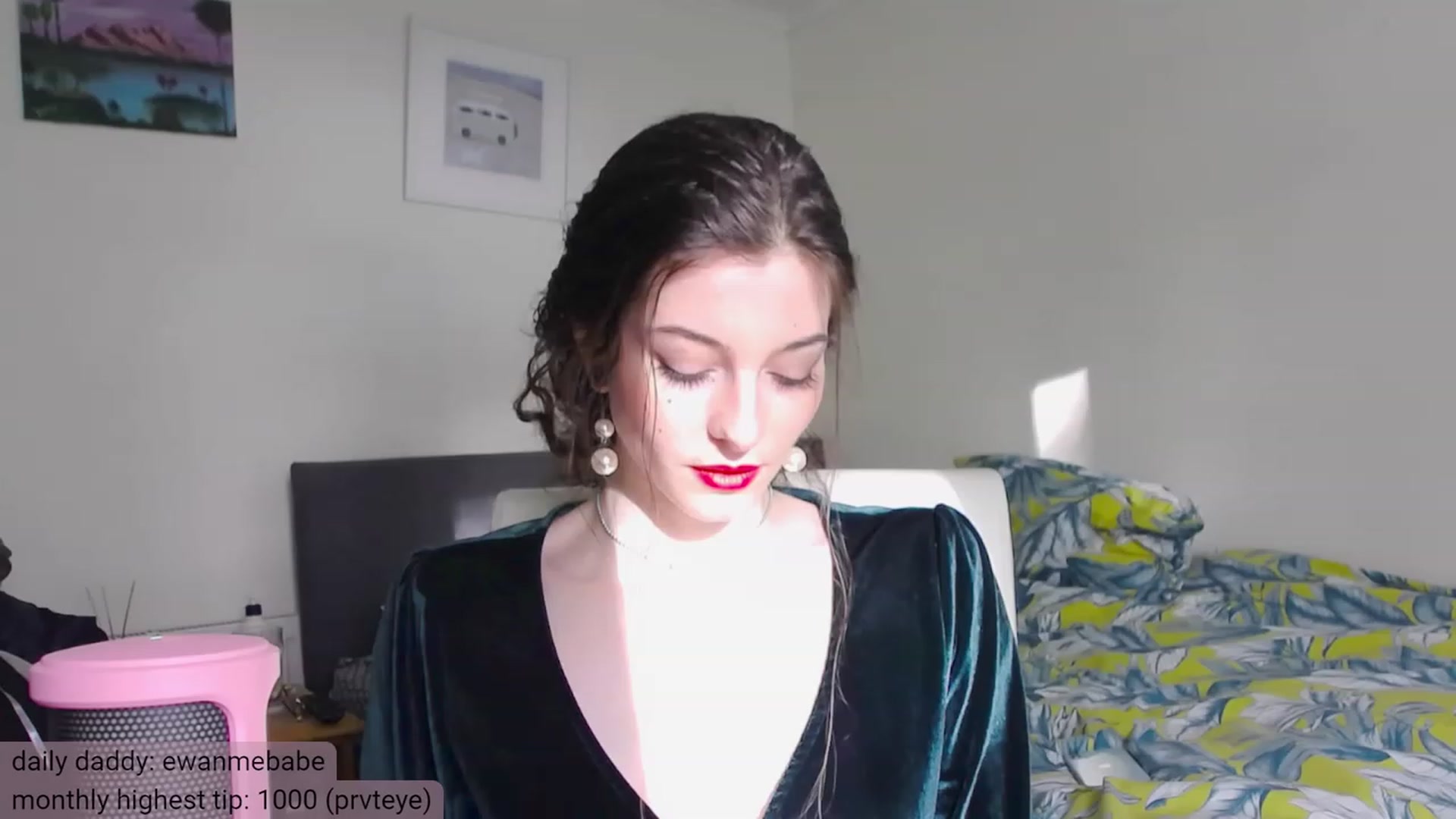 Gallery image thumbnail from viola__'s myfreecams stream on, 12/08/2023, 14:14 image 10 of 20