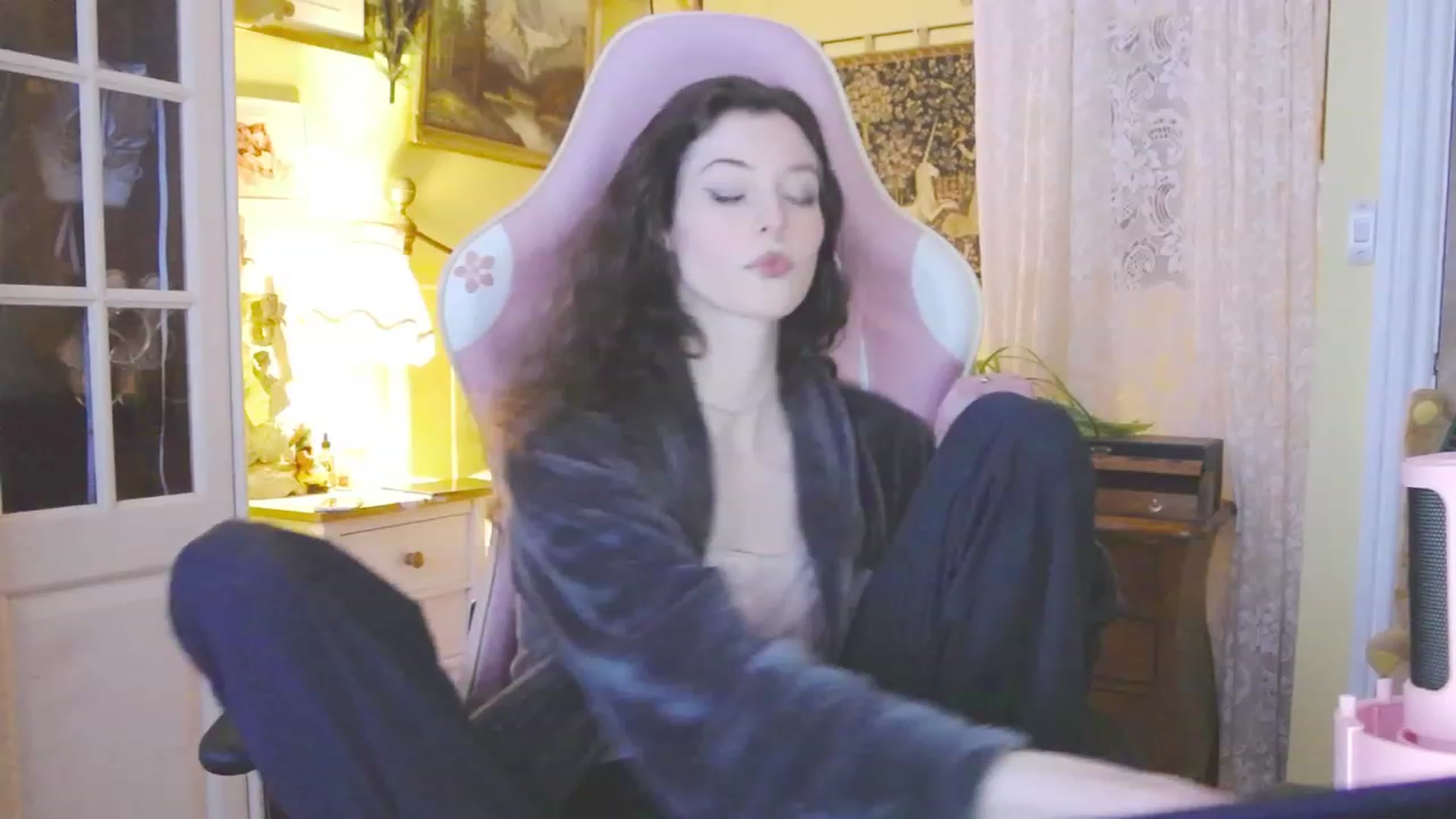 Gallery image thumbnail from viola__'s myfreecams stream on, 01/24/2024, 17:23 image 10 of 20