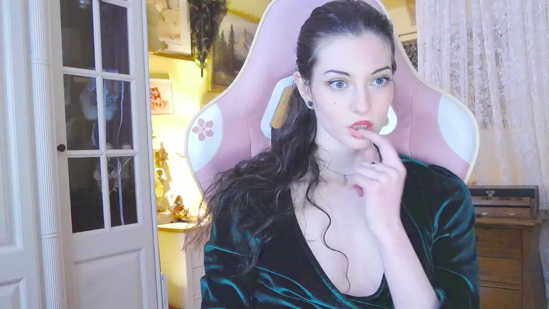 Gallery image thumbnail from viola__'s myfreecams stream on, 02/16/2024, 17:21 image 15 of 20