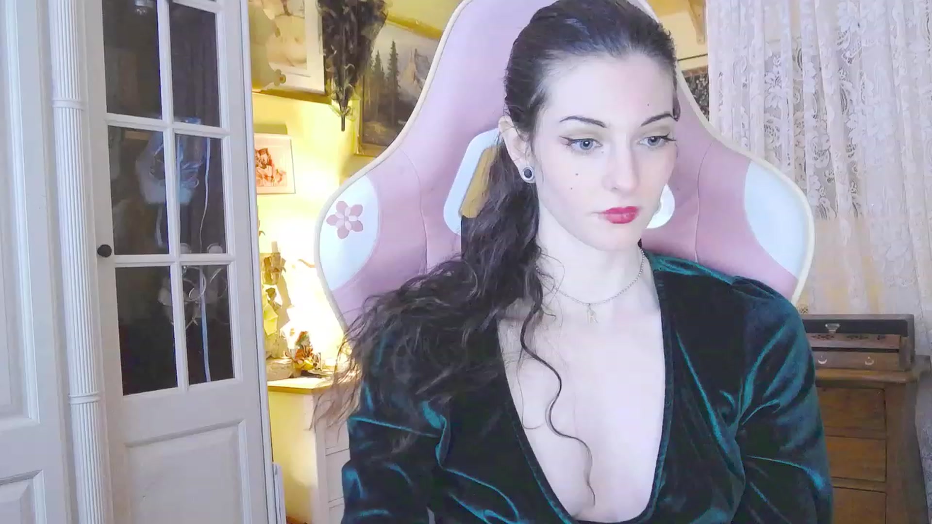 Gallery image thumbnail from viola__'s myfreecams stream on, 02/16/2024, 17:21 image 14 of 20