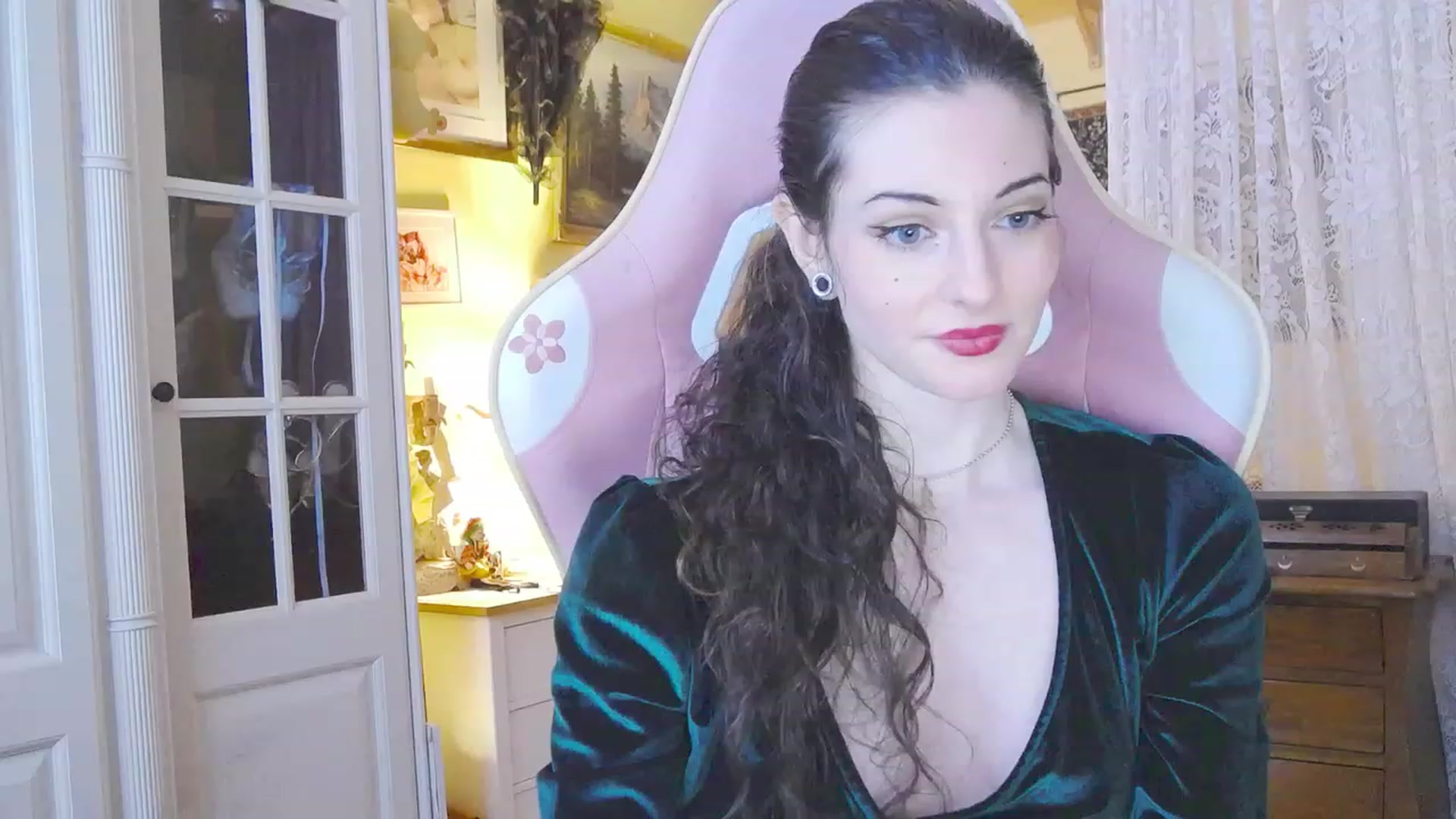 Gallery image thumbnail from viola__'s myfreecams stream on, 02/16/2024, 17:21 image 13 of 20