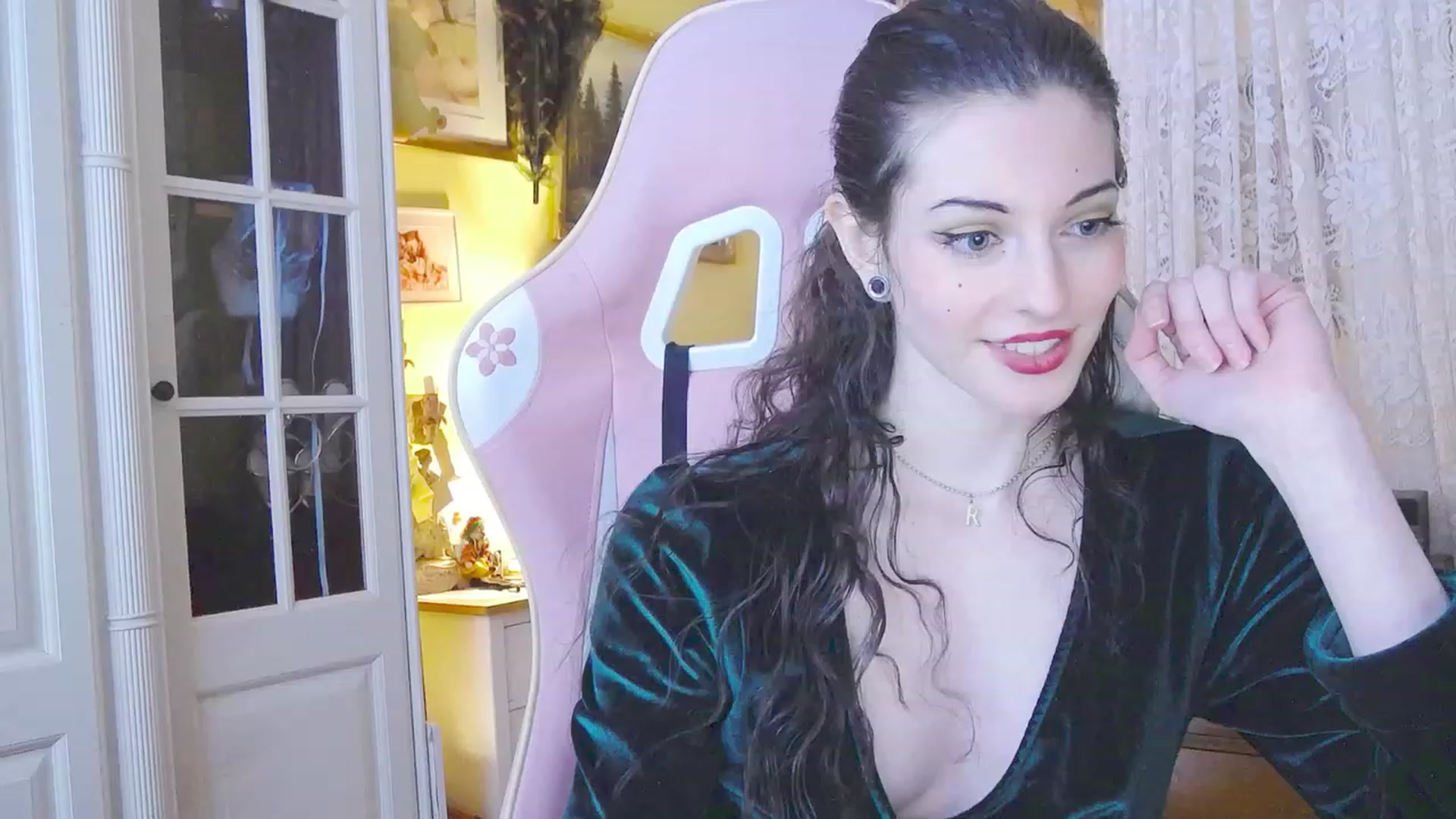 Gallery image thumbnail from viola__'s myfreecams stream on, 02/16/2024, 17:21 image 3 of 20