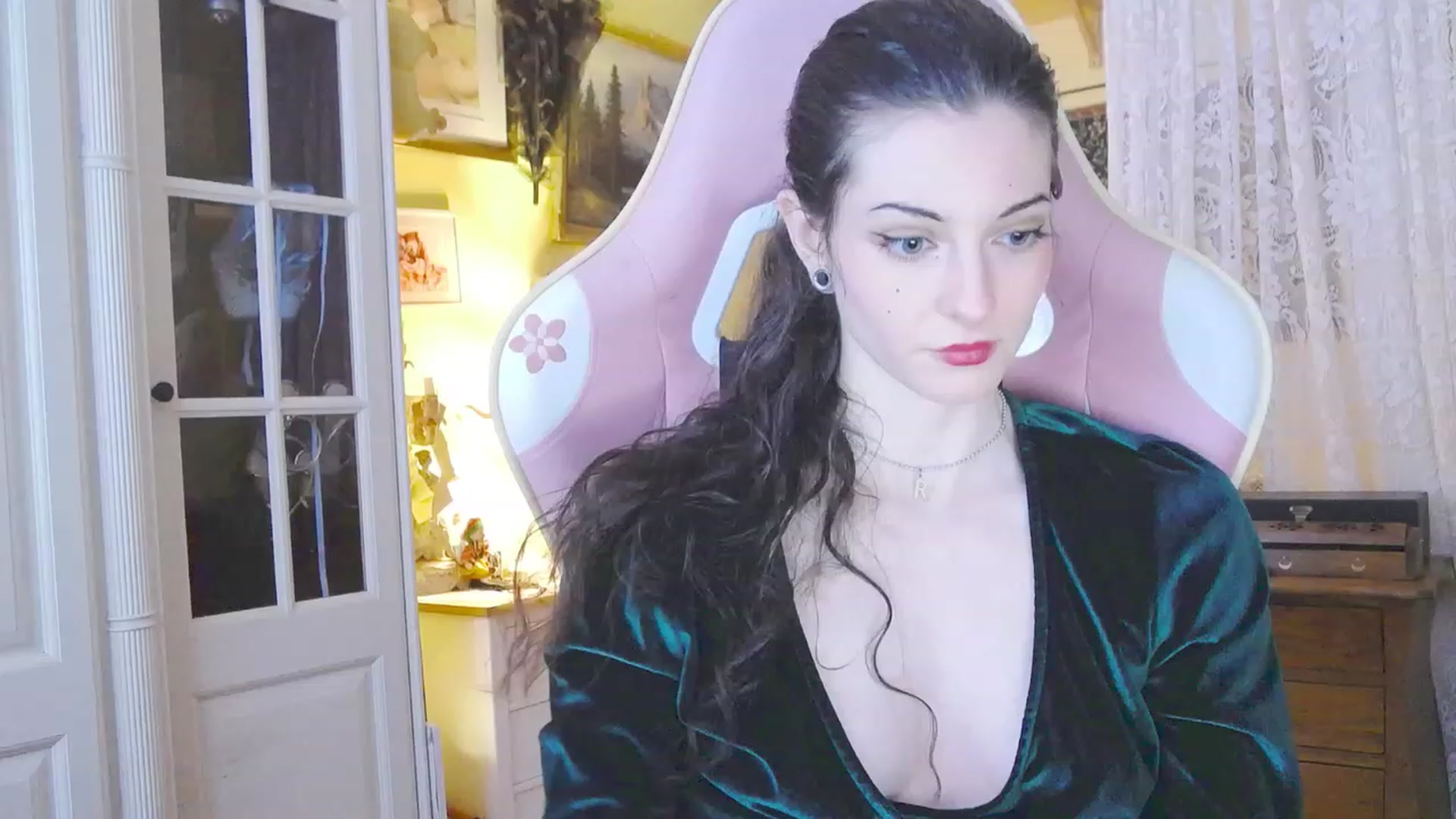 Gallery image thumbnail from viola__'s myfreecams stream on, 02/16/2024, 17:21 image 16 of 20