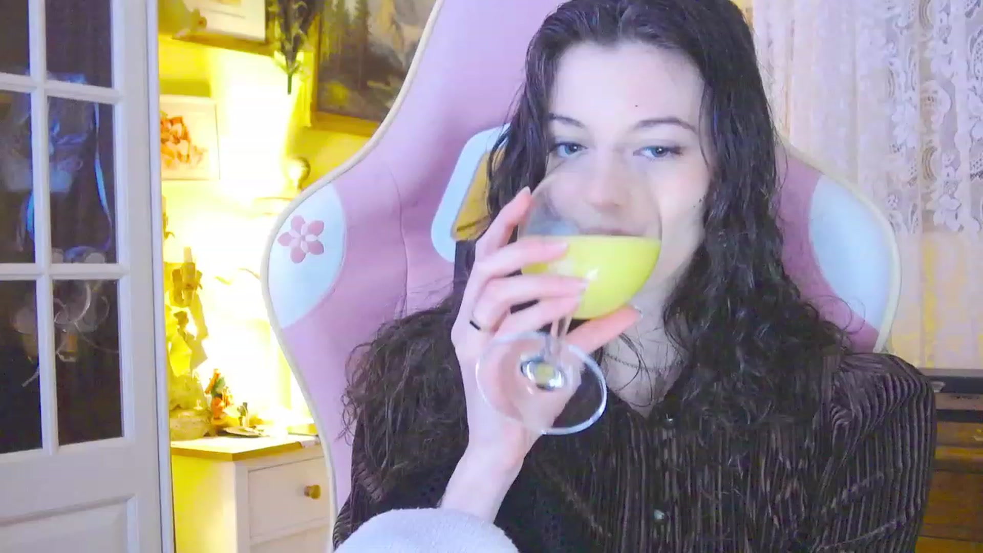 Gallery image thumbnail from viola__'s myfreecams stream on, 02/28/2024, 17:49 image 8 of 20