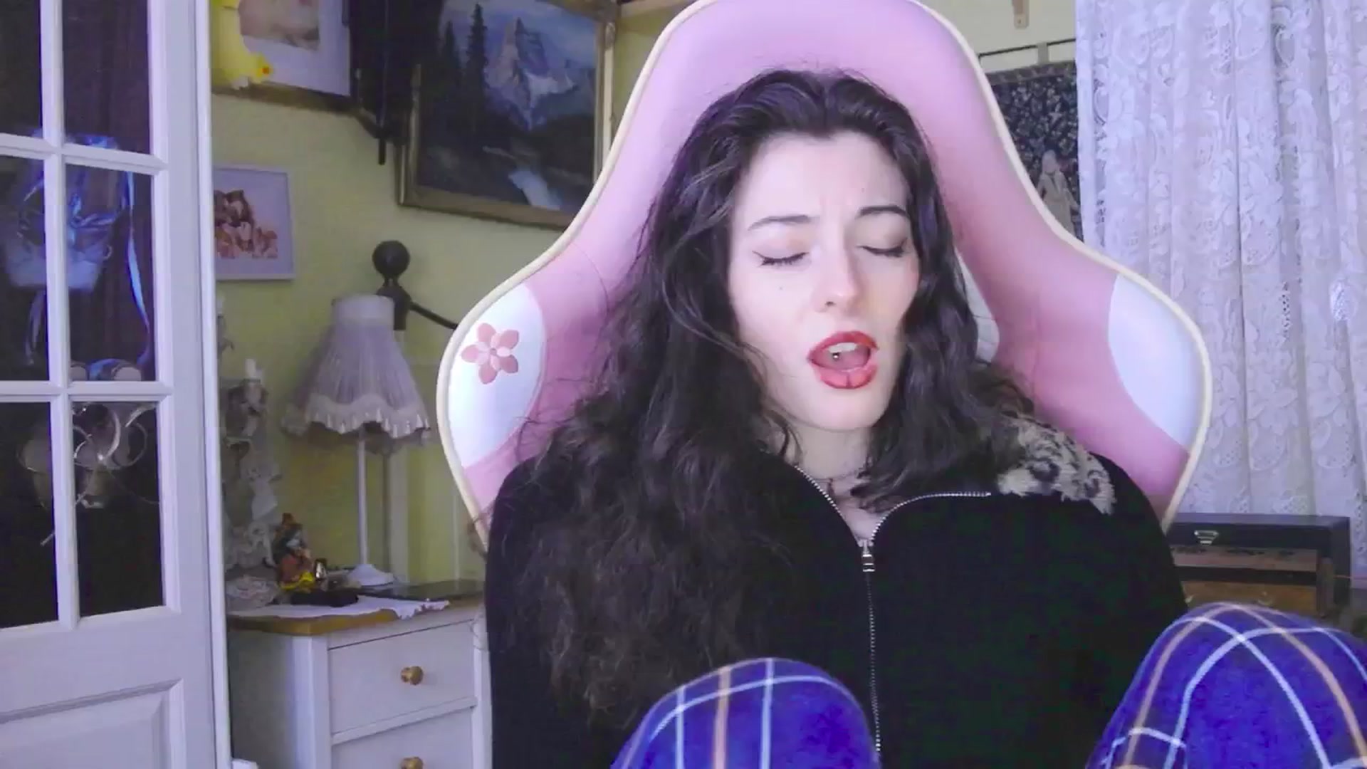 Gallery image thumbnail from viola__'s myfreecams stream on, 03/01/2024, 17:23 image 20 of 20