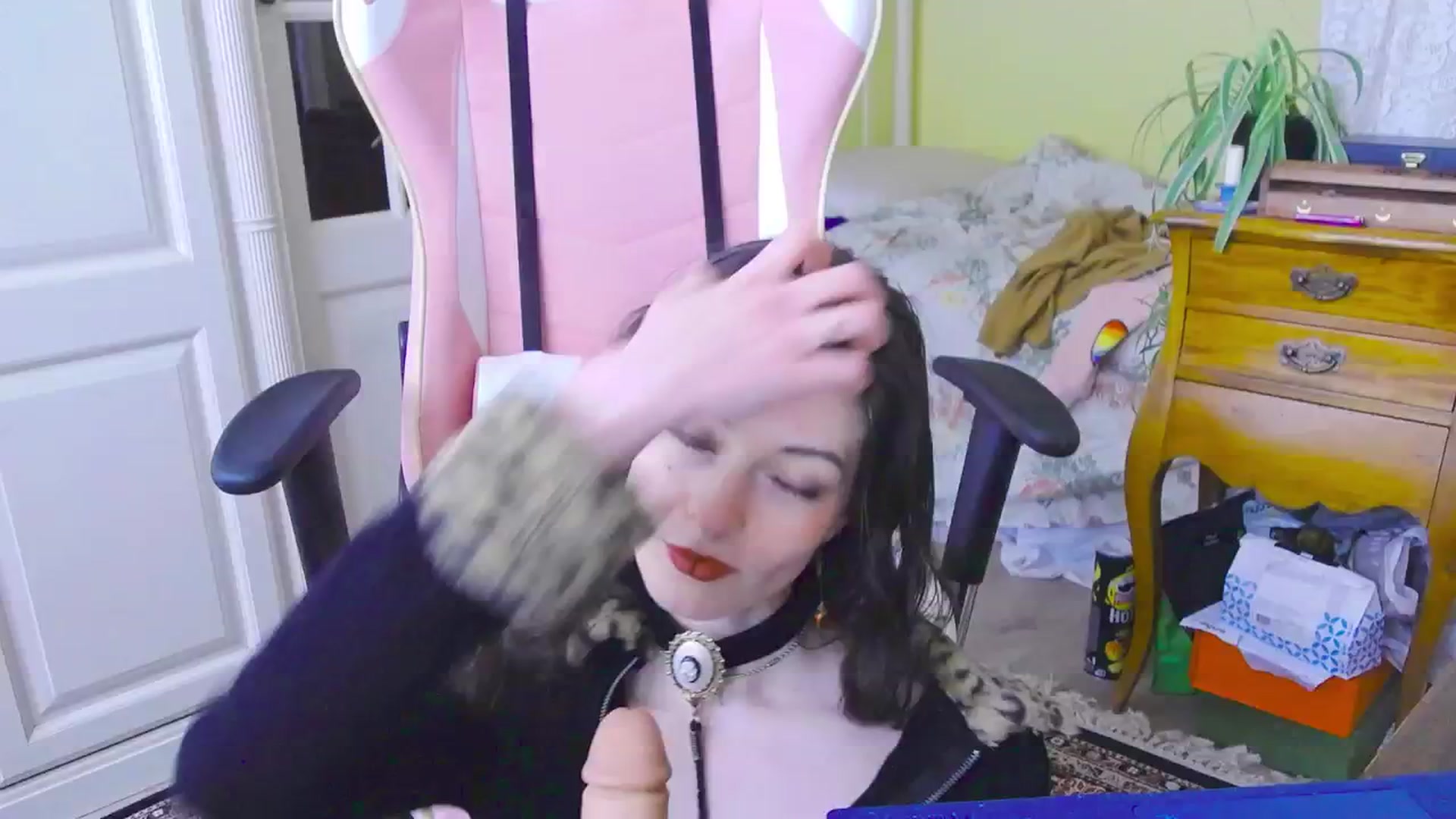 Gallery image thumbnail from viola__'s myfreecams stream on, 03/01/2024, 17:23 image 12 of 20