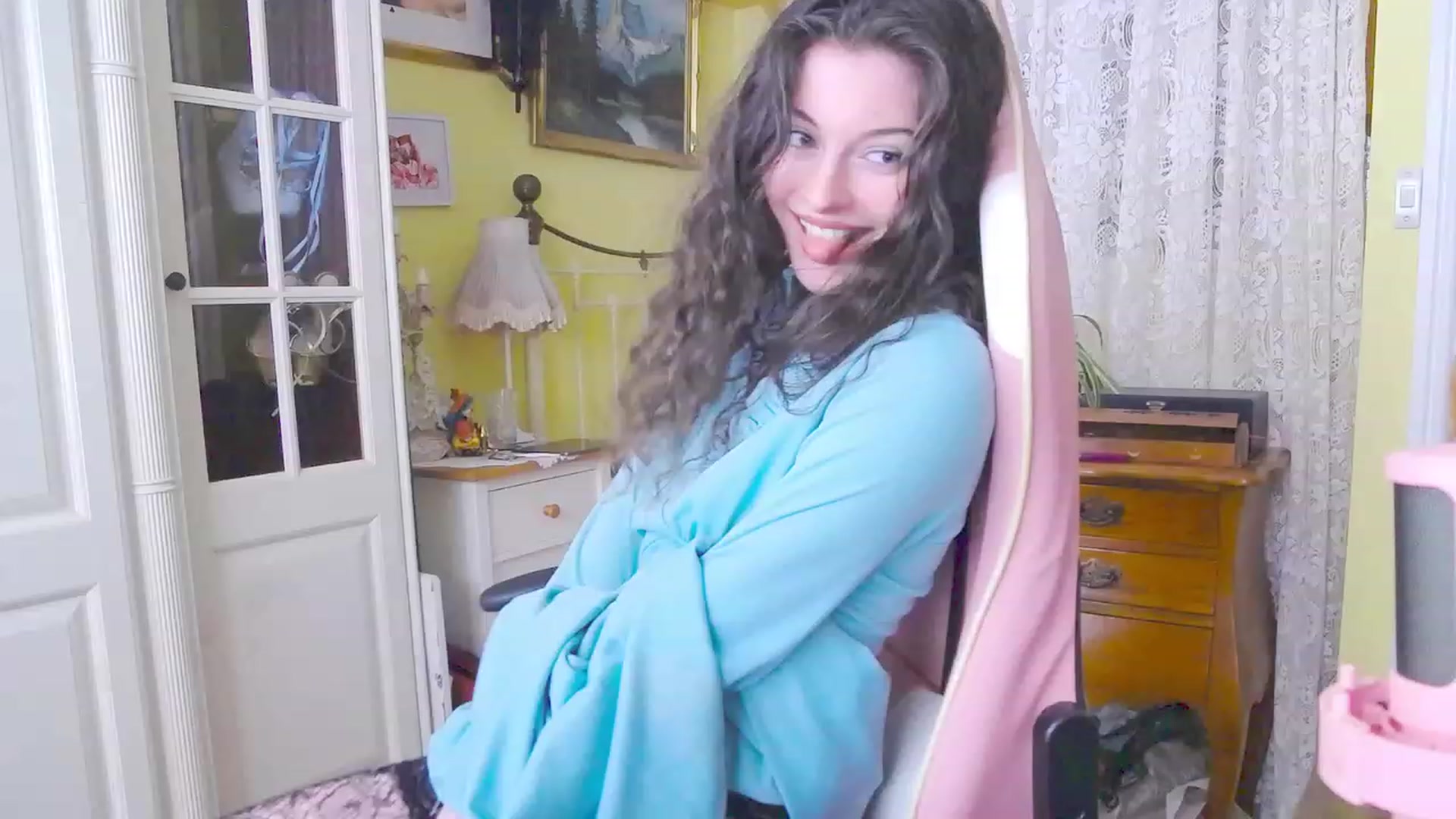 Gallery image thumbnail from viola__'s myfreecams stream on, 03/08/2024, 15:21 image 12 of 20