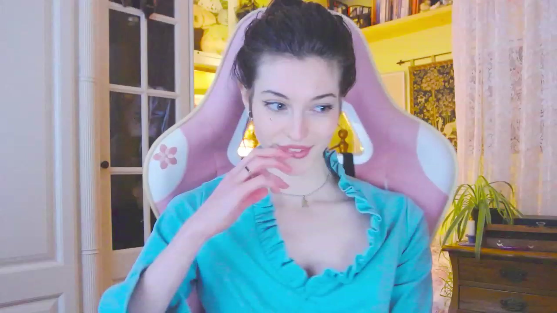 Gallery image thumbnail from viola__'s myfreecams stream on, 03/08/2024, 17:33 image 15 of 20