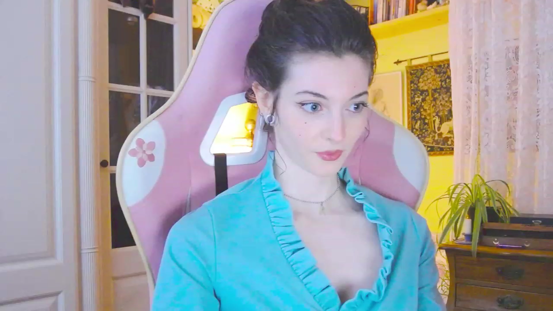 Gallery image thumbnail from viola__'s myfreecams stream on, 03/08/2024, 17:33 image 16 of 20