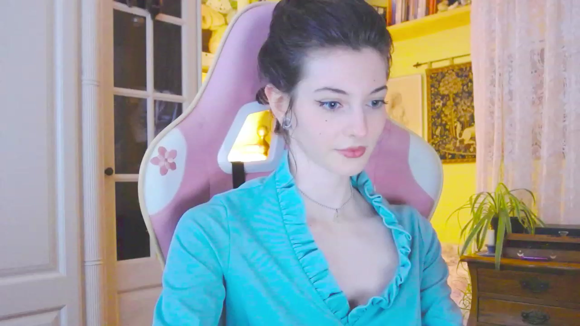 Gallery image thumbnail from viola__'s myfreecams stream on, 03/08/2024, 17:33 image 13 of 20