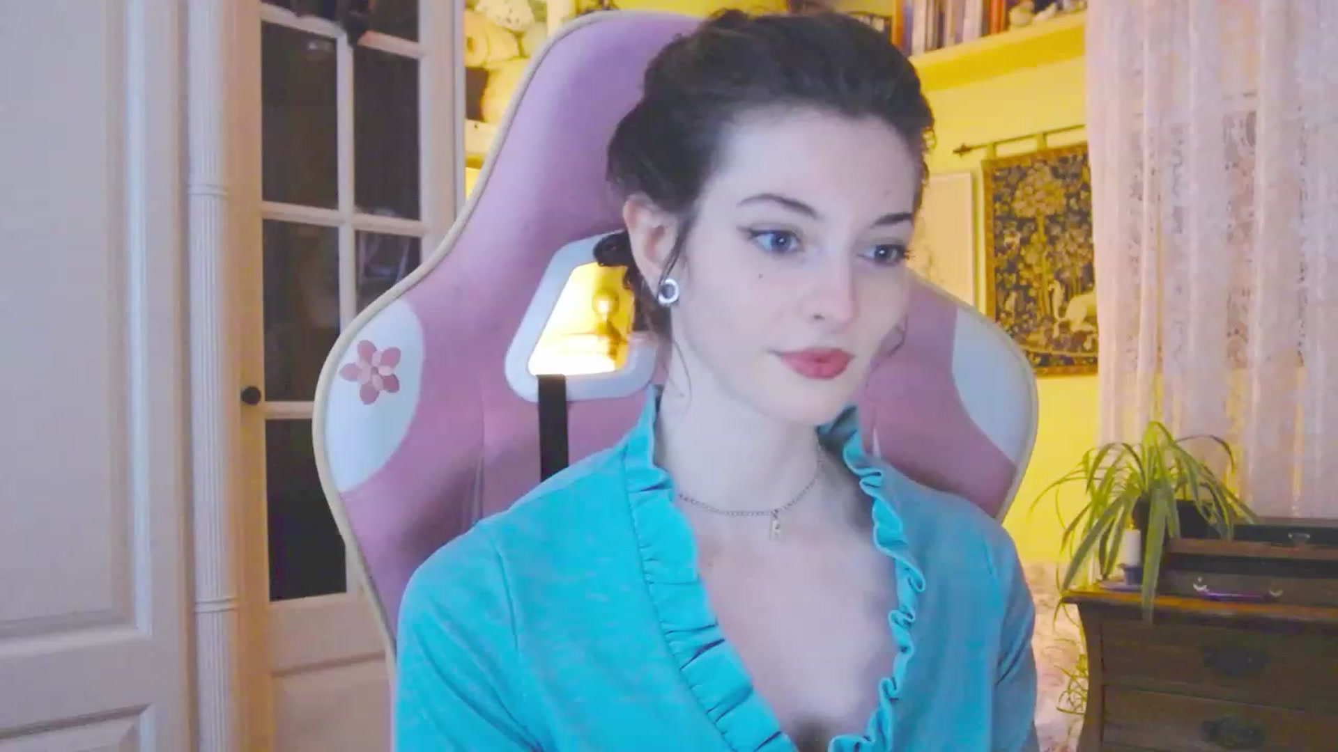 Gallery image thumbnail from viola__'s myfreecams stream on, 03/08/2024, 17:33 image 18 of 20