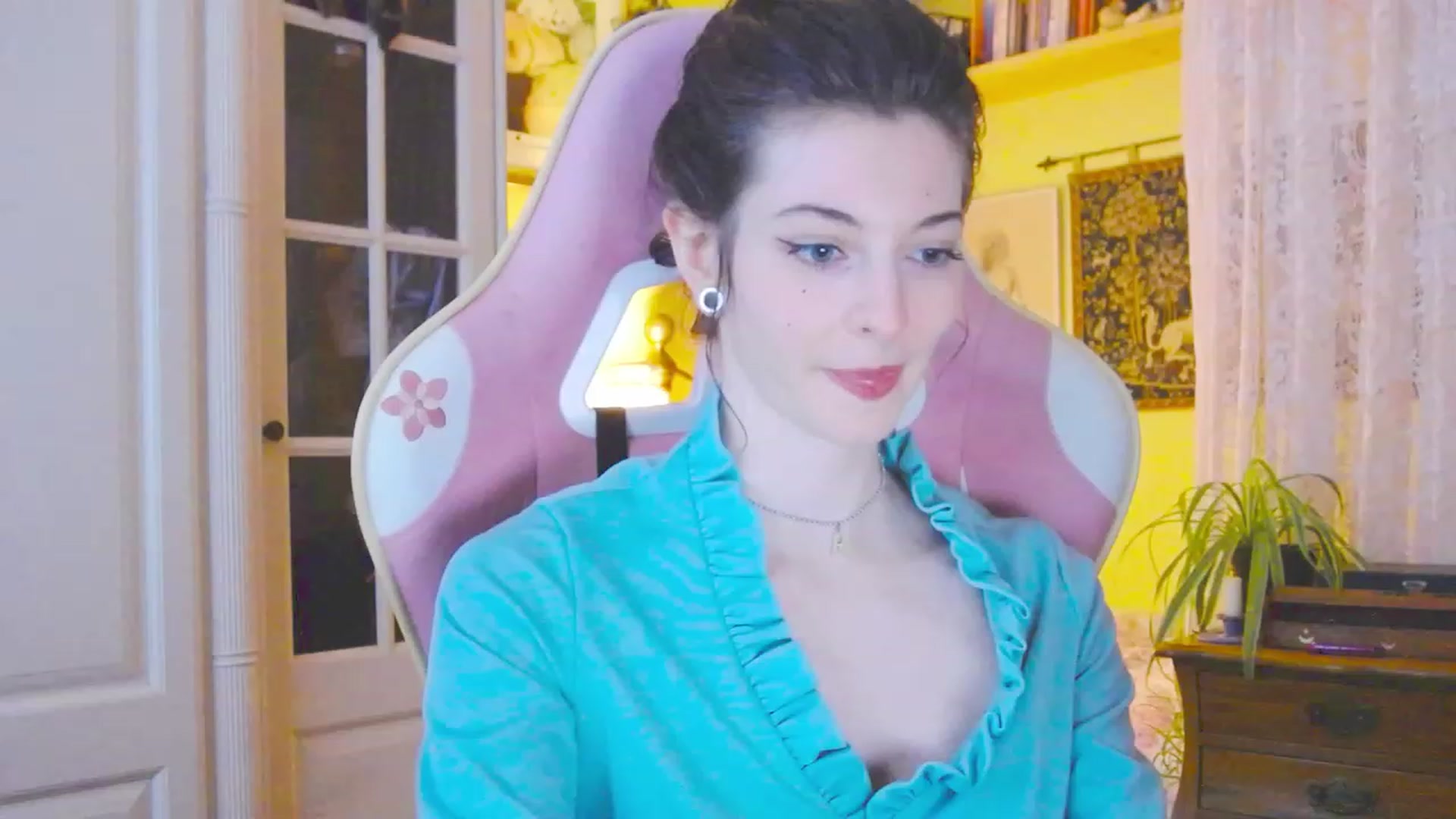 Gallery image thumbnail from viola__'s myfreecams stream on, 03/08/2024, 17:33 image 14 of 20