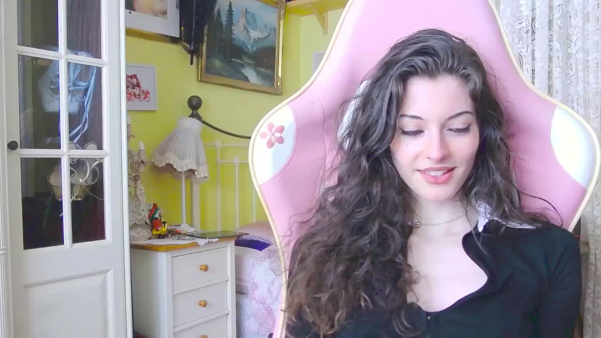 Gallery image thumbnail from viola__'s myfreecams stream on, 03/15/2024, 15:34 image 16 of 20
