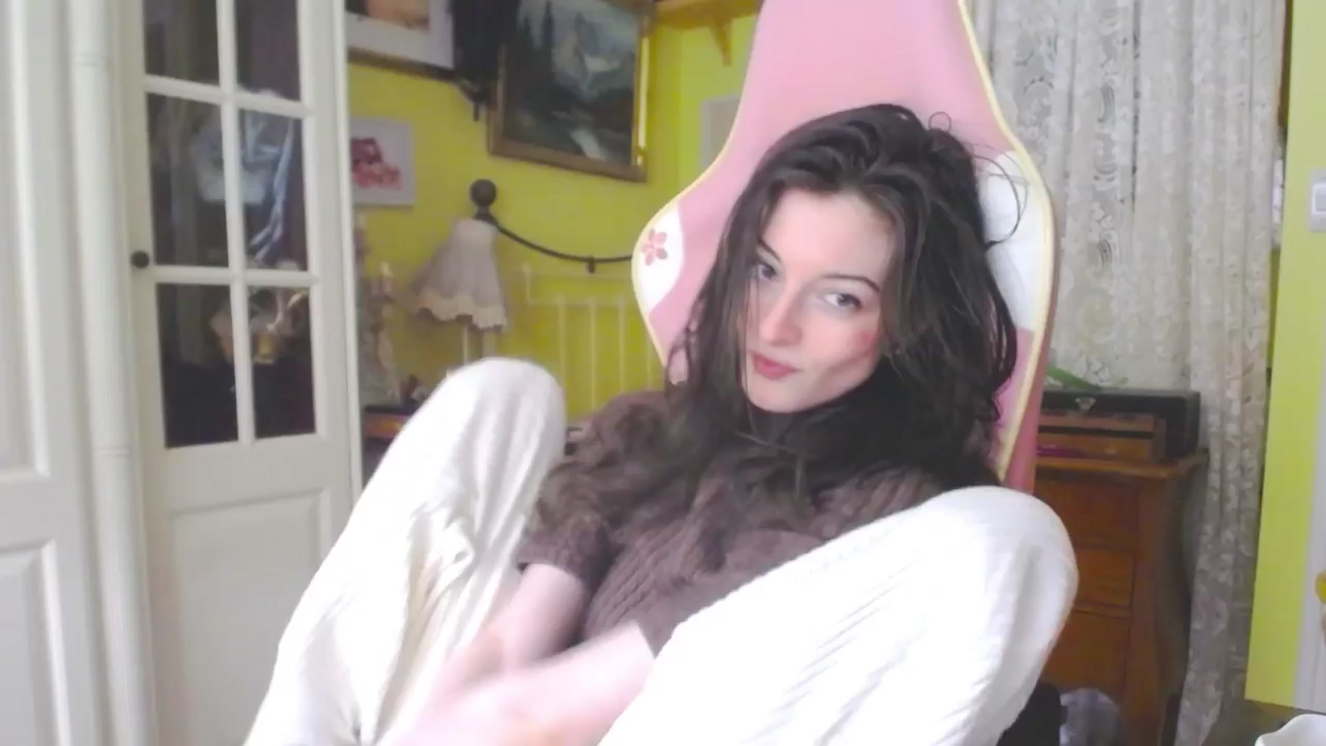 Gallery image thumbnail from viola__'s myfreecams stream on, 04/05/2024, 16:44 image 13 of 20