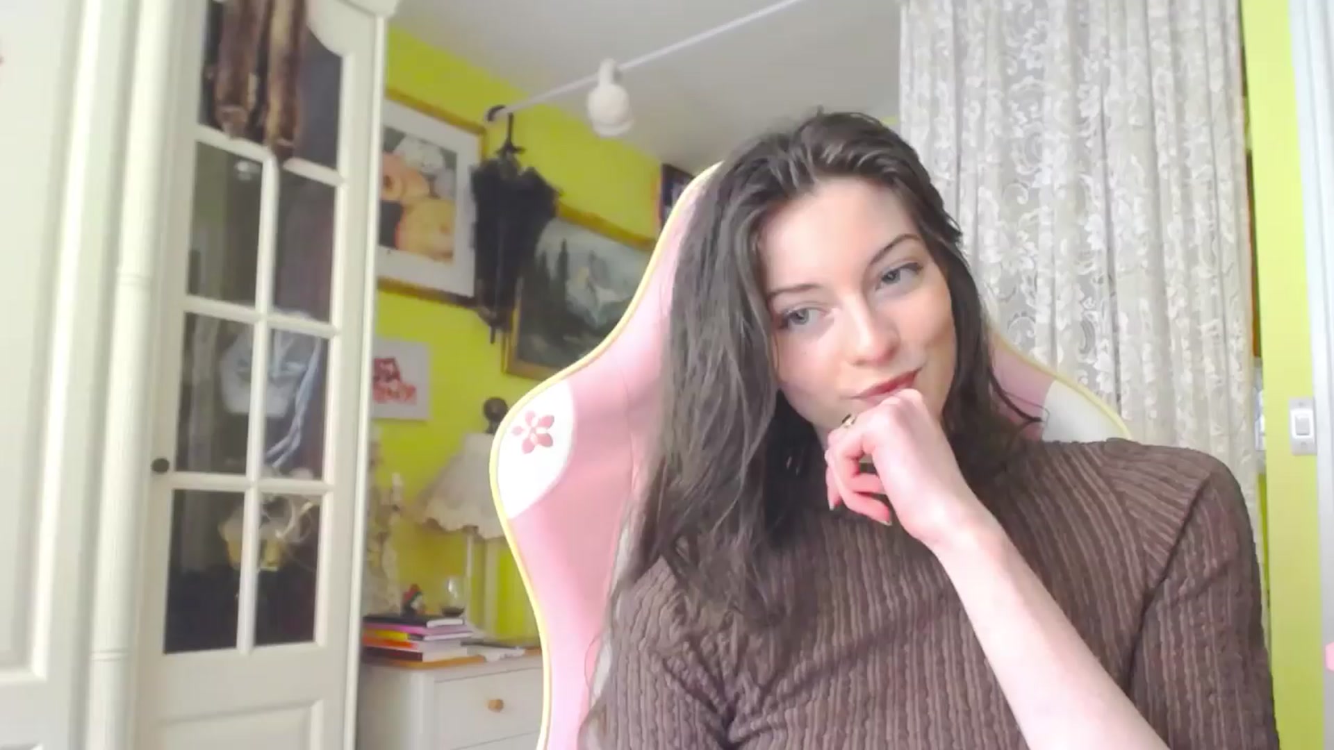 Gallery image thumbnail from viola__'s myfreecams stream on, 04/05/2024, 16:44 image 3 of 20