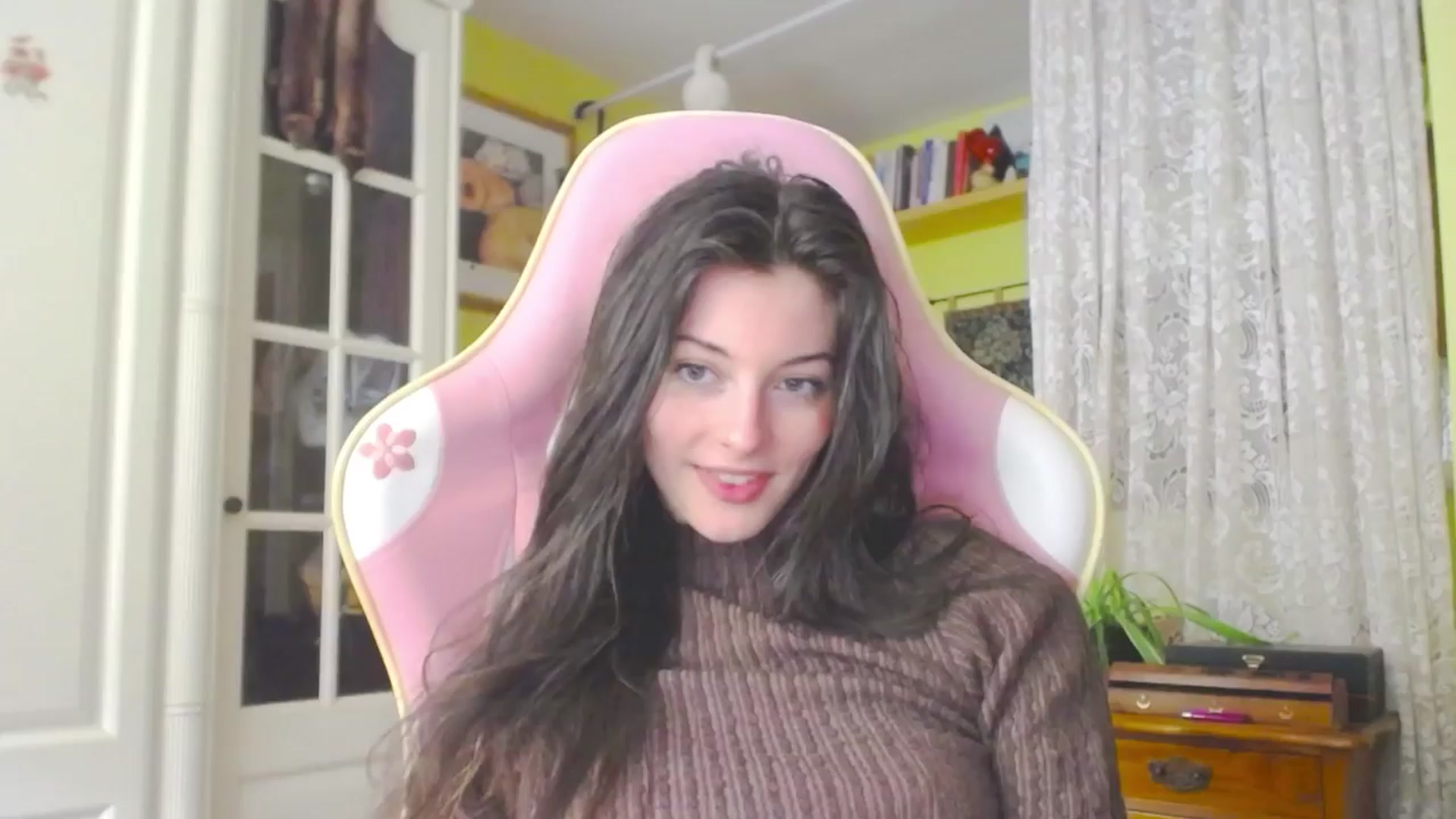 Gallery image thumbnail from viola__'s myfreecams stream on, 04/05/2024, 16:44 image 18 of 20
